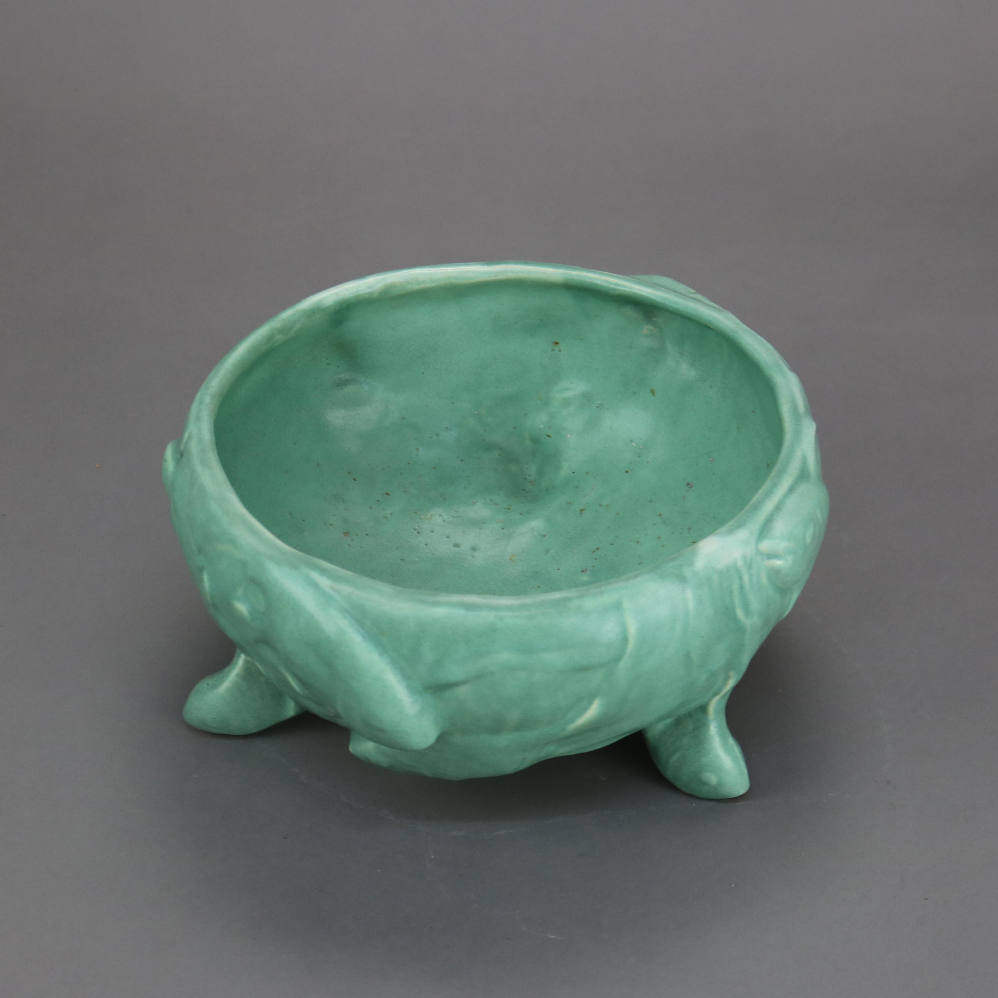 Bol antique Weller Arts & Crafts en poterie verte embossé de poissons sur pied vers 1910

Dimensions : 5,25 