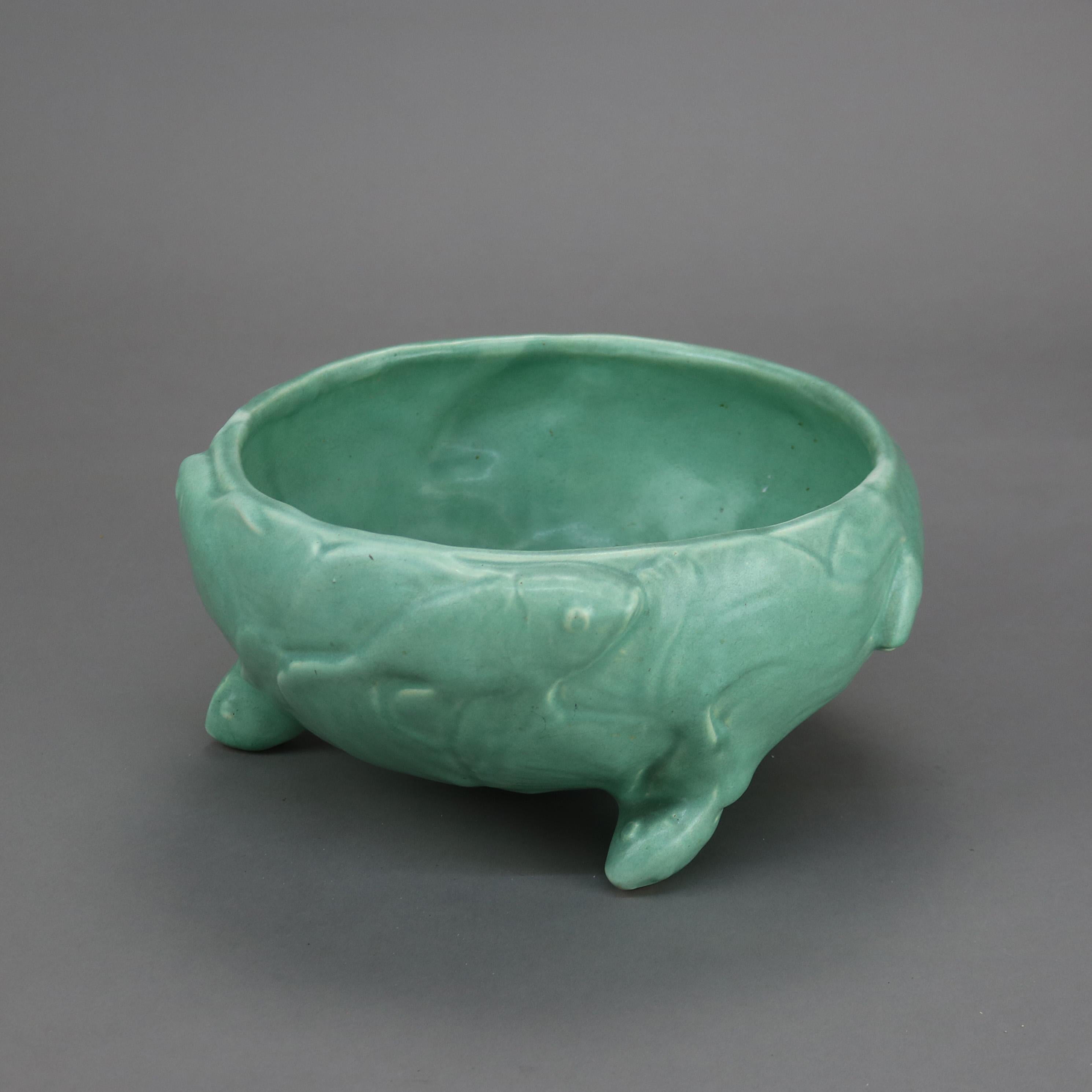 Arts and Crafts Bol antique Weller Arts & Crafts en poterie verte embossé de poissons sur pied vers 1910