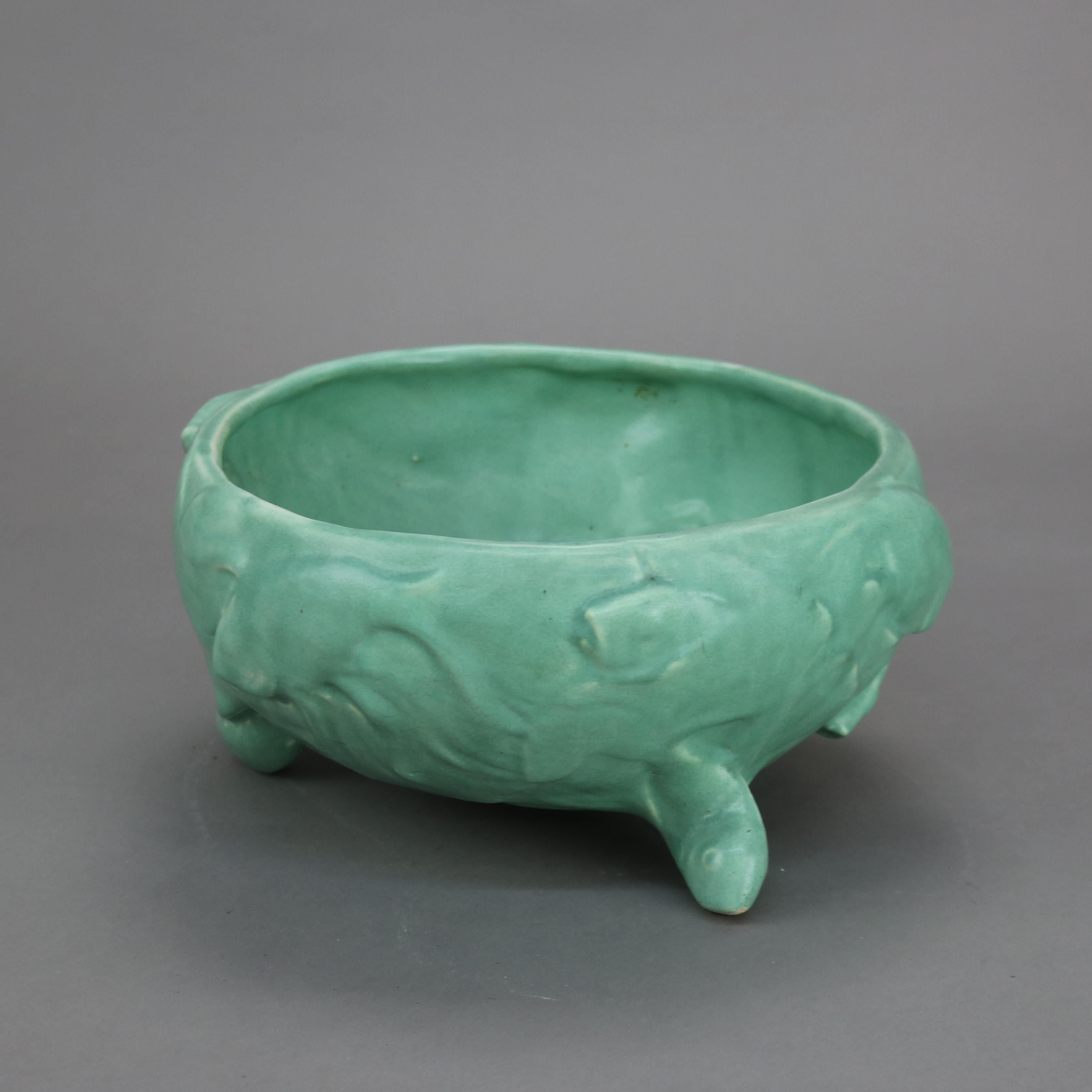 Embossé Bol antique Weller Arts & Crafts en poterie verte embossé de poissons sur pied vers 1910