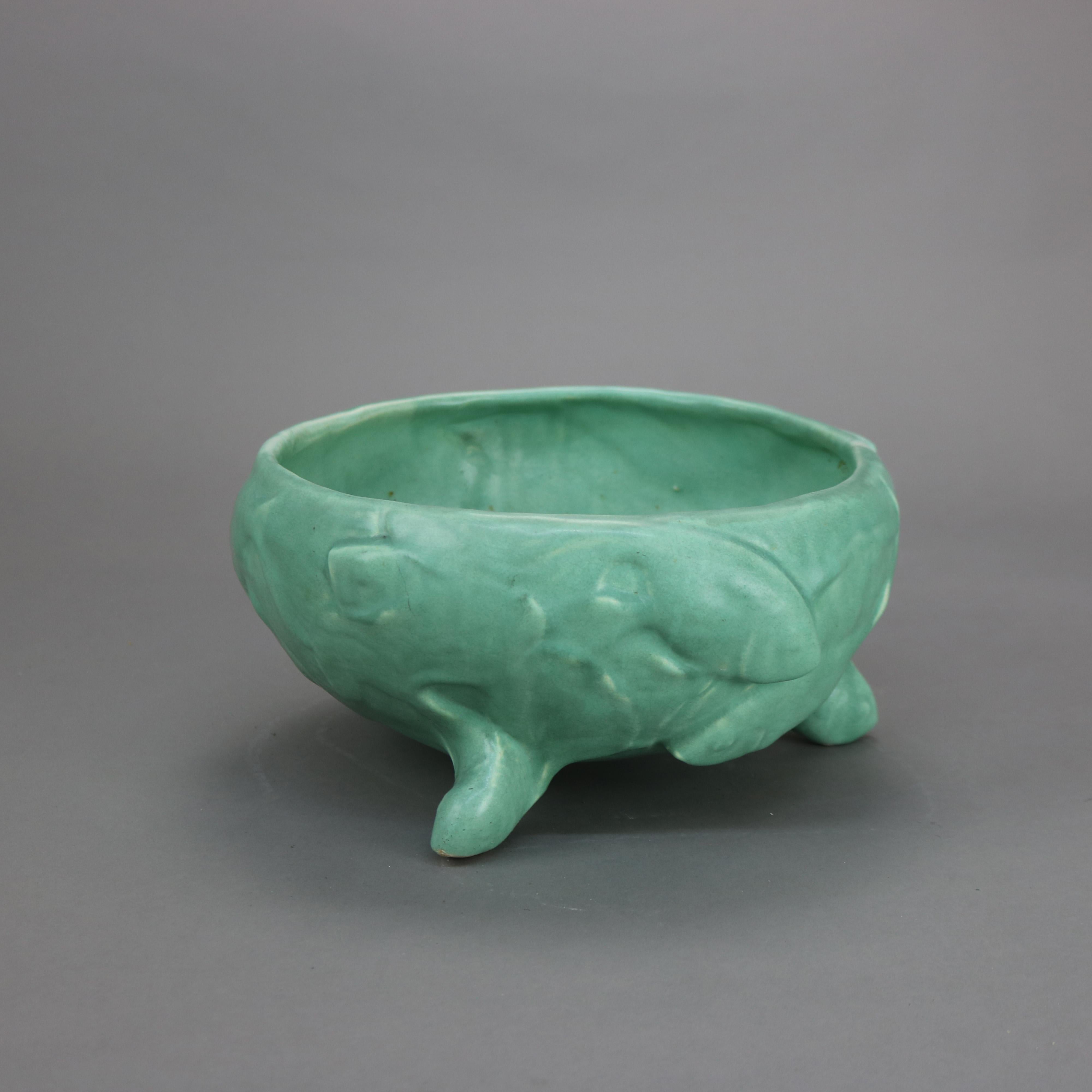 Bol antique Weller Arts & Crafts en poterie verte embossé de poissons sur pied vers 1910 Bon état à Big Flats, NY