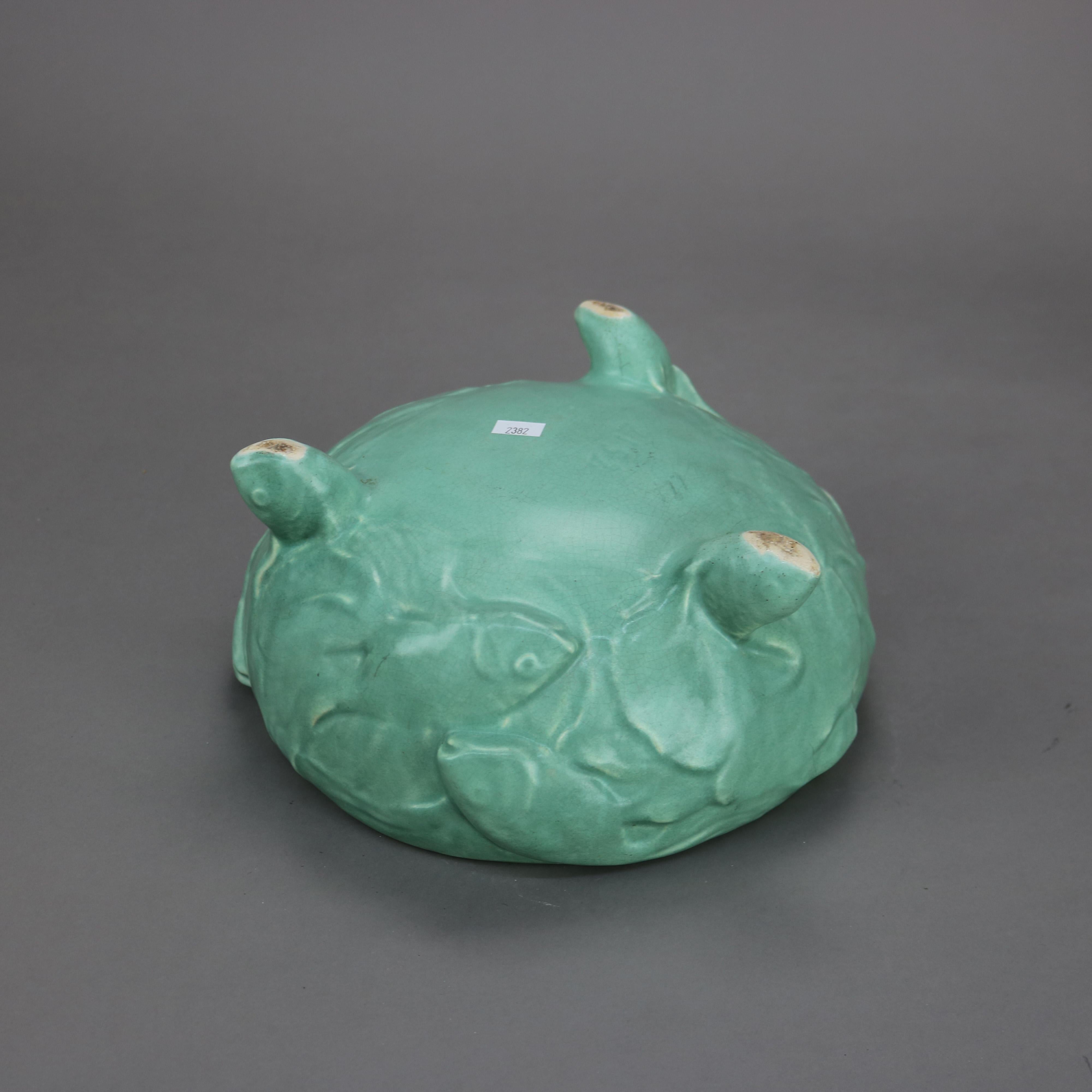 20ième siècle Bol antique Weller Arts & Crafts en poterie verte embossé de poissons sur pied vers 1910