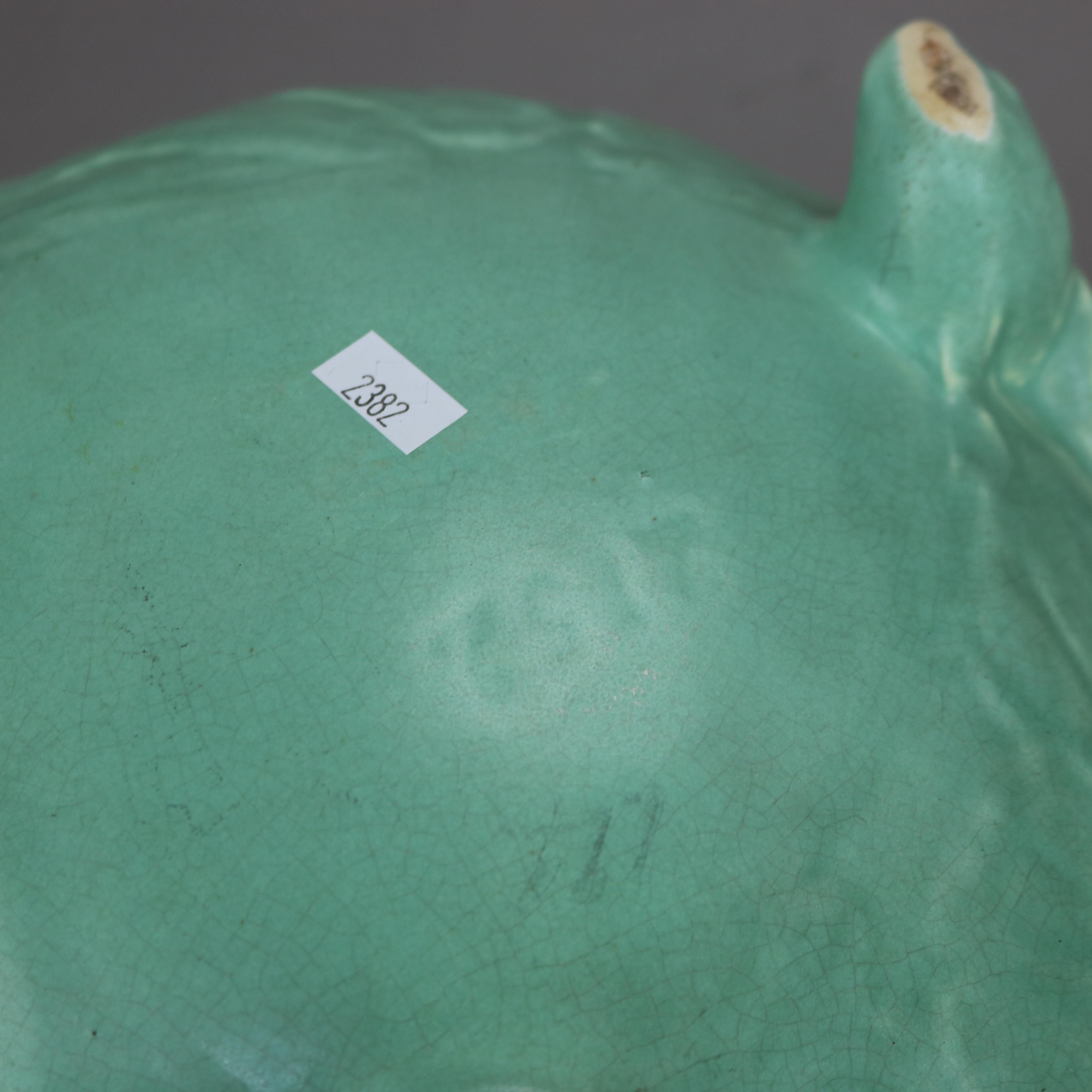Poteries Bol antique Weller Arts & Crafts en poterie verte embossé de poissons sur pied vers 1910