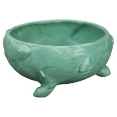 Bol antique Weller Arts & Crafts en poterie verte embossé de poissons sur pied vers 1910