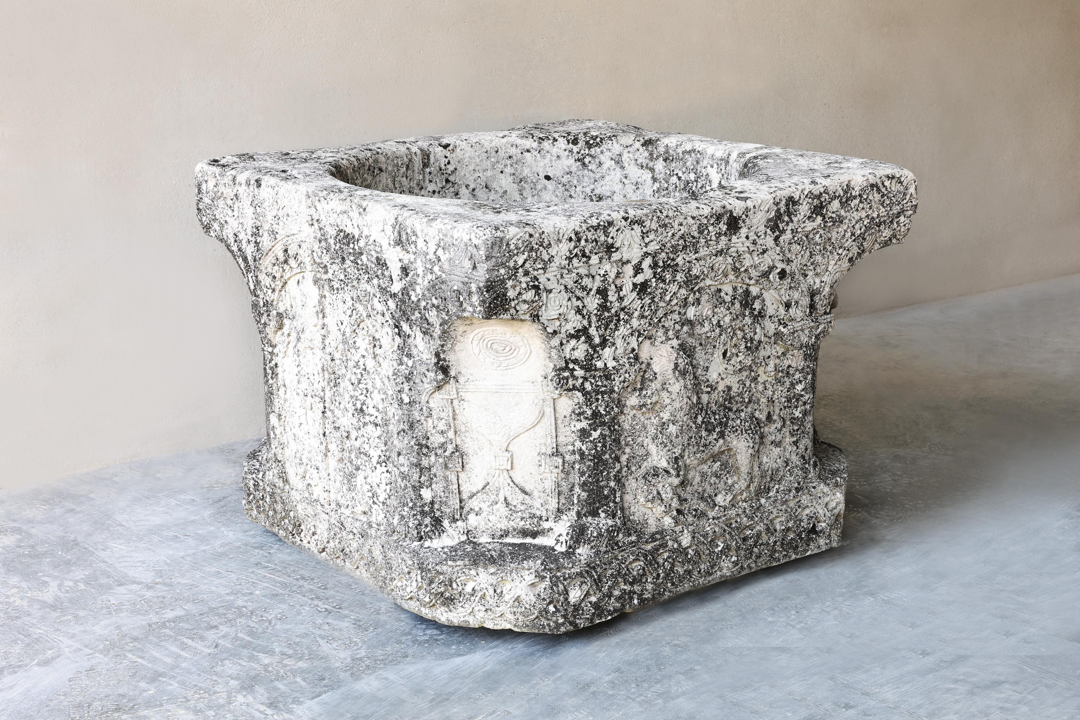 Descubre un trozo de historia con este pozo antiguo del siglo XVIII, elaborado con exquisita piedra caliza francesa. Su belleza intemporal, desgastada por siglos de uso, añade un carácter incomparable a cualquier jardín o finca. Perfecto para