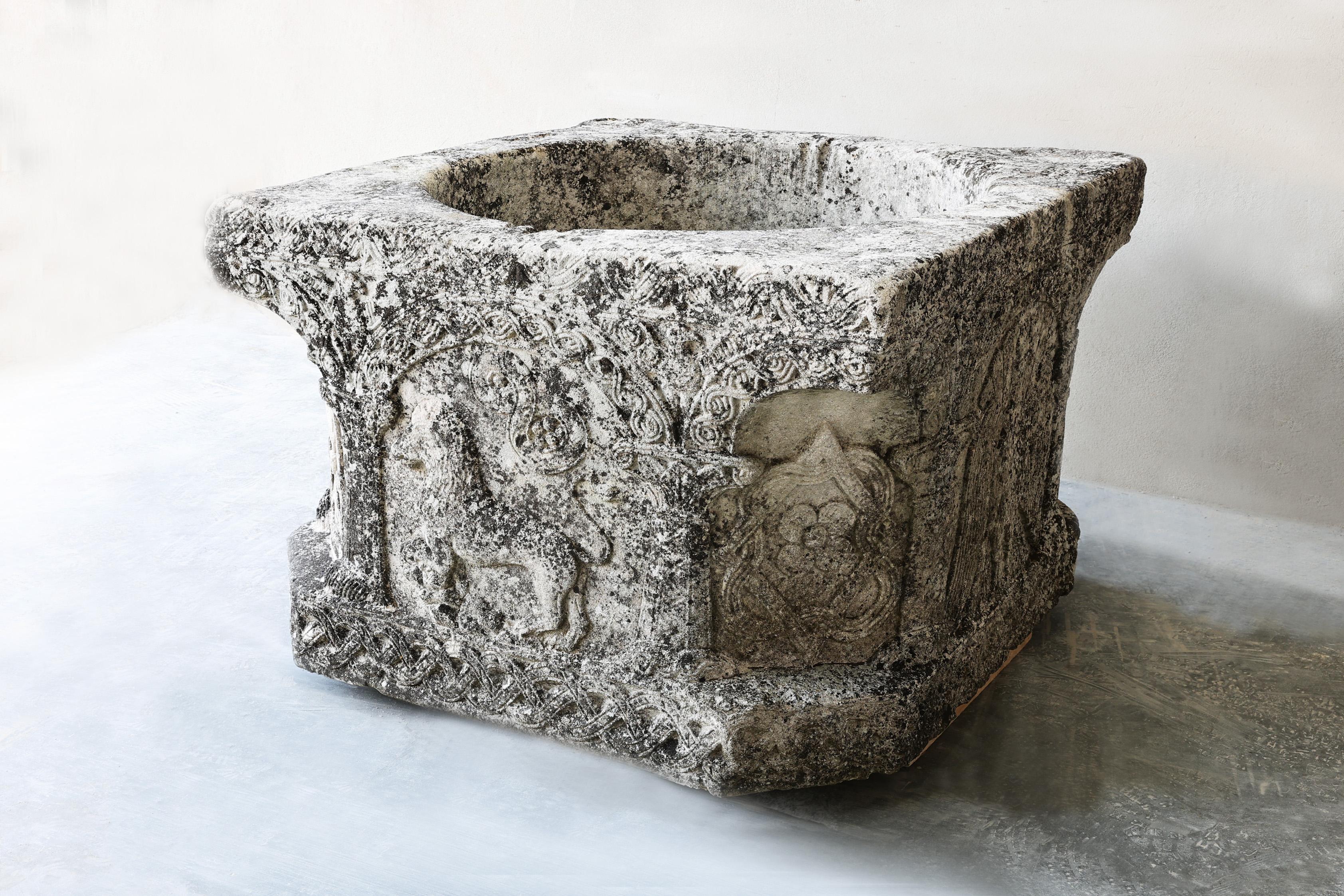 Antique Wellhead 18th century, piedra caliza francesa Otro en venta