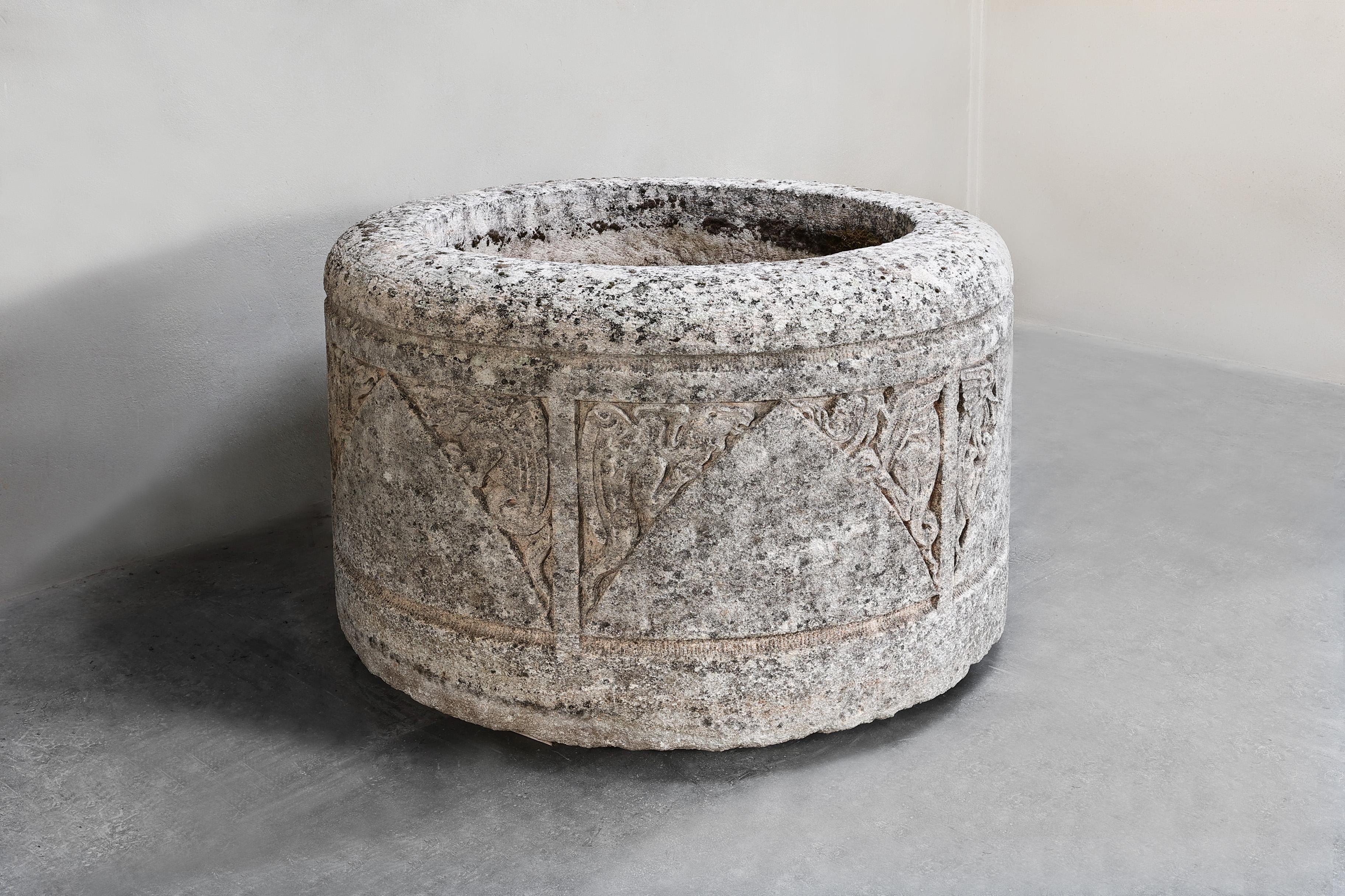  Tête de puits antique

    
        Tête de puits en calcaire français
        <p>Cette monumentale tête de puits antique du 18e siècle <strong></strong> est une pièce exceptionnelle réalisée en pierre calcaire française. Originaire de Paris, en