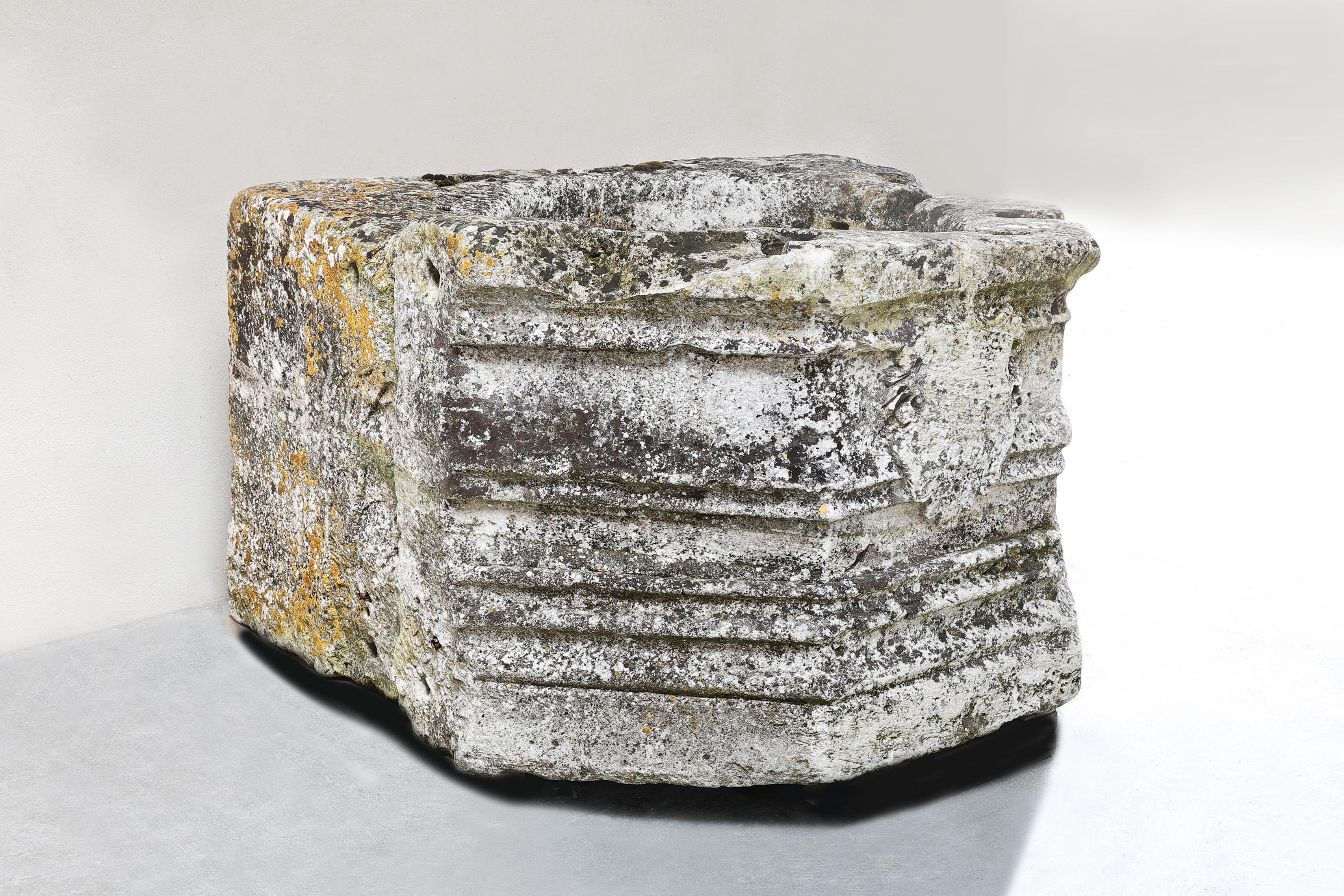 Cabeza de pozo antigua del siglo XVIII

    Descripción del producto
    <p>Este notable <strong>cabeza de pozo antiguo</strong> es un exquisito ejemplo de artesanía del siglo XVIII. Fabricada con piedra caliza francesa de alta calidad, presenta