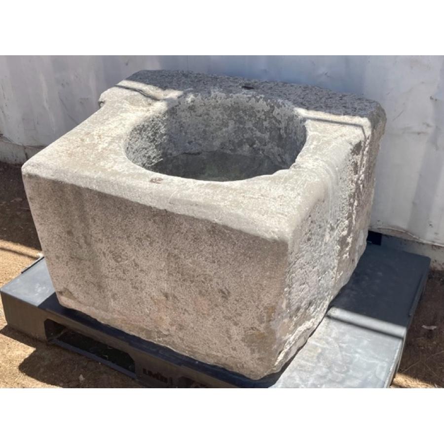Antique Wellhead of Bluestone In Distressed Condition For Sale In Scottsdale, AZ