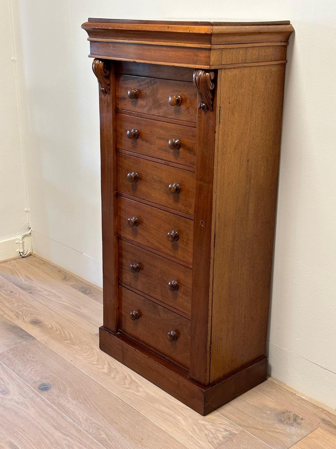 Antique wellington chest of drawers In Good Condition In Eindhoven, NL