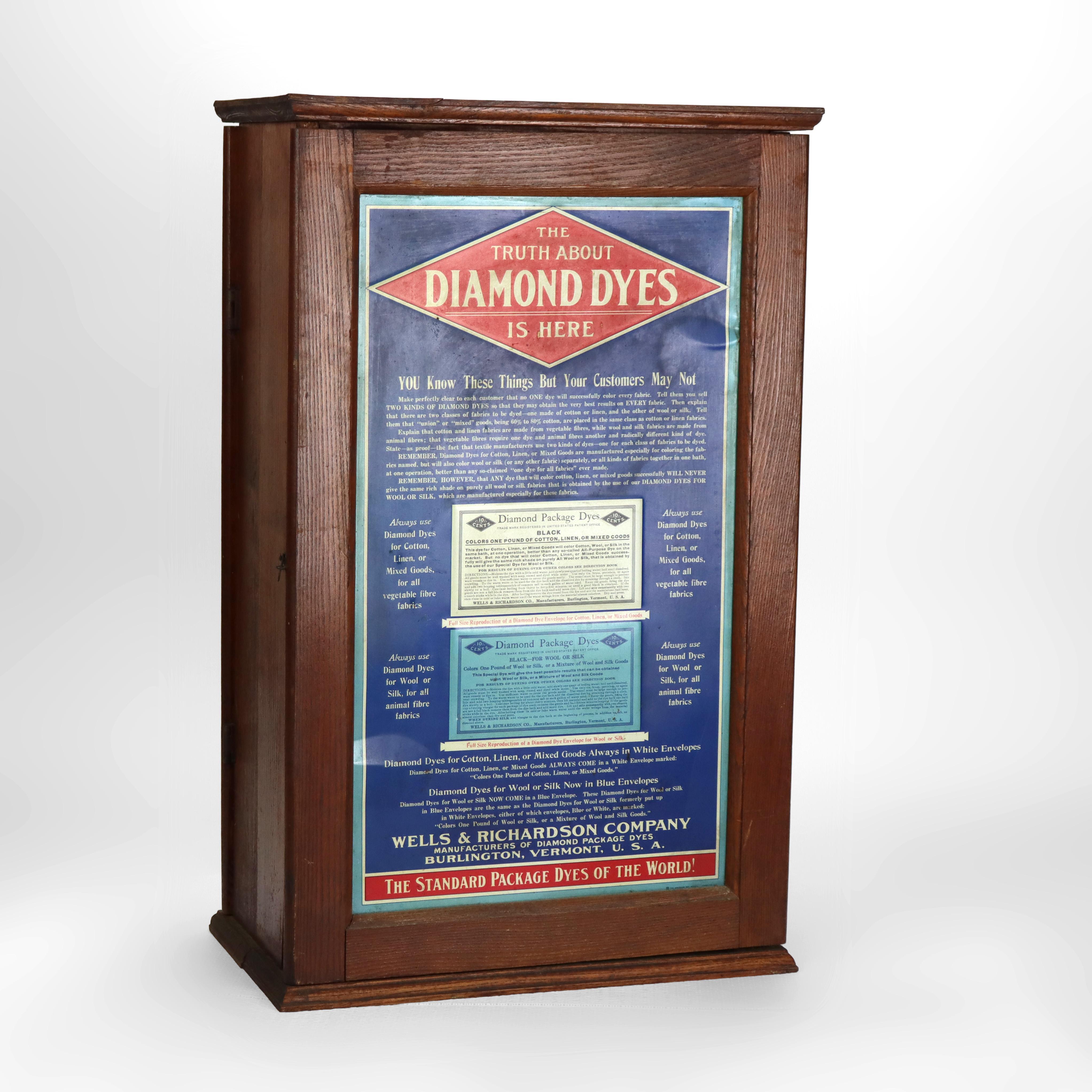 Antico Wells & Richardson Co. Armadietto Country Store con tintura a diamante in Oak e goffrato in vendita 6