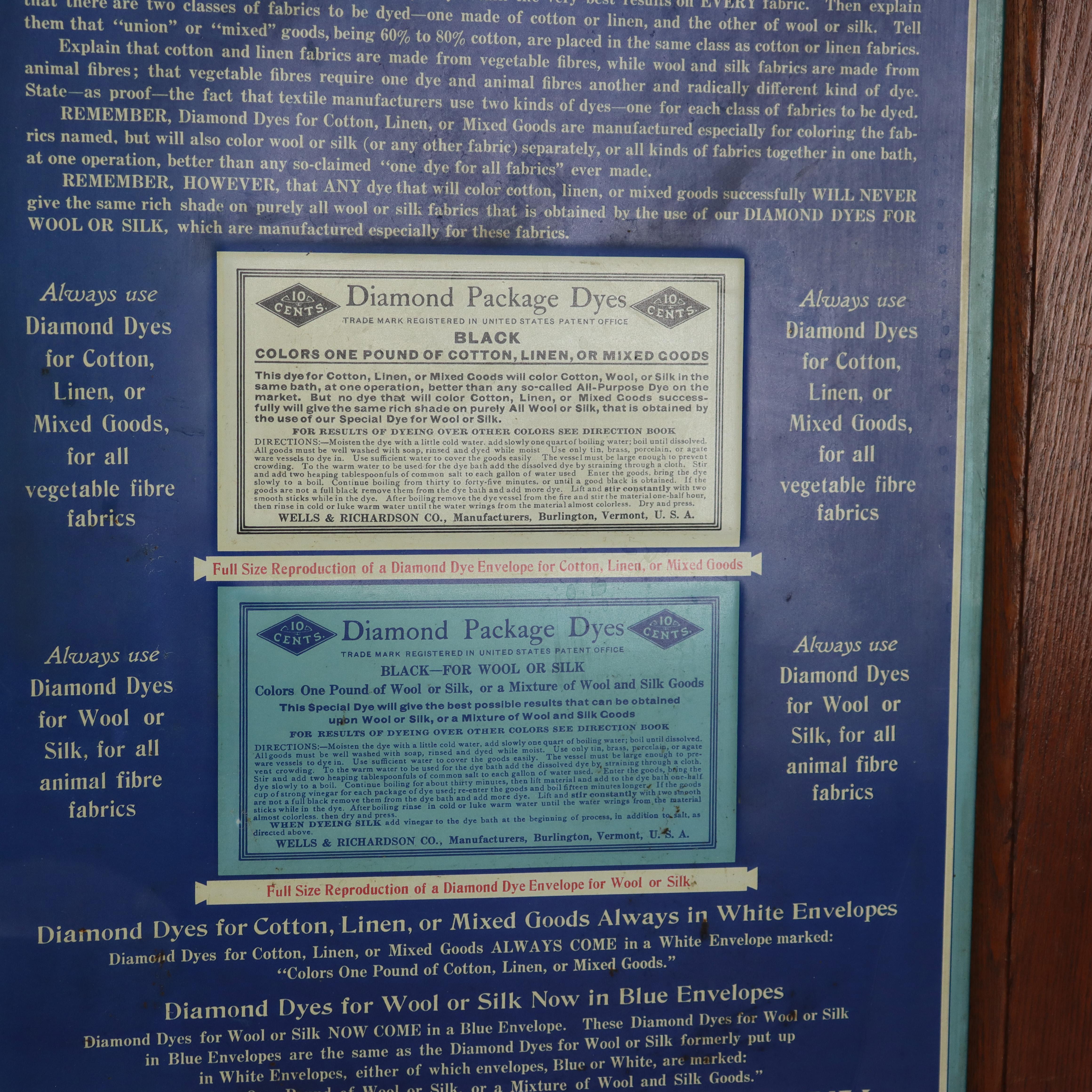 Antico Wells & Richardson Co. Armadietto Country Store con tintura a diamante in Oak e goffrato in vendita 8