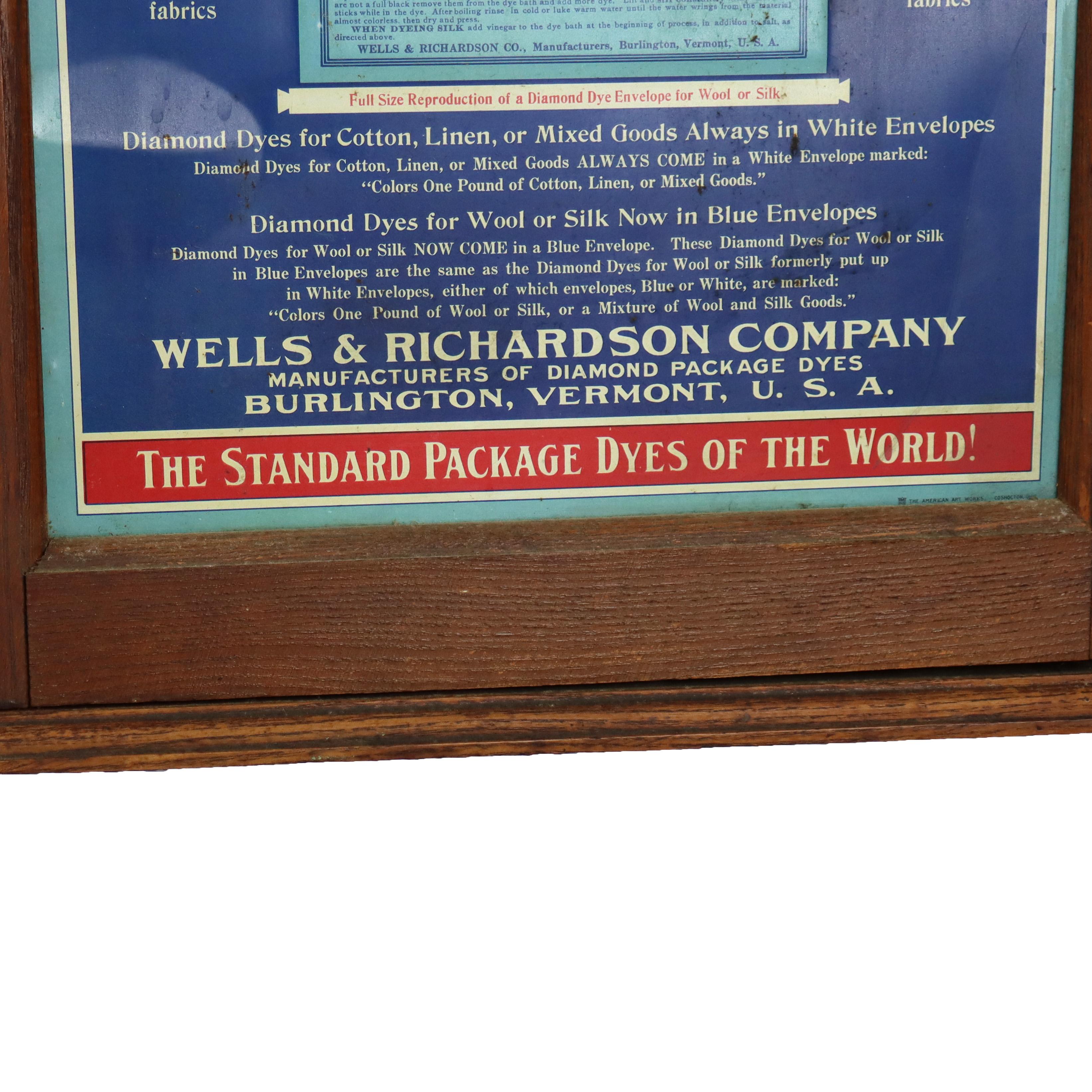 Antico Wells & Richardson Co. Armadietto Country Store con tintura a diamante in Oak e goffrato in vendita 9