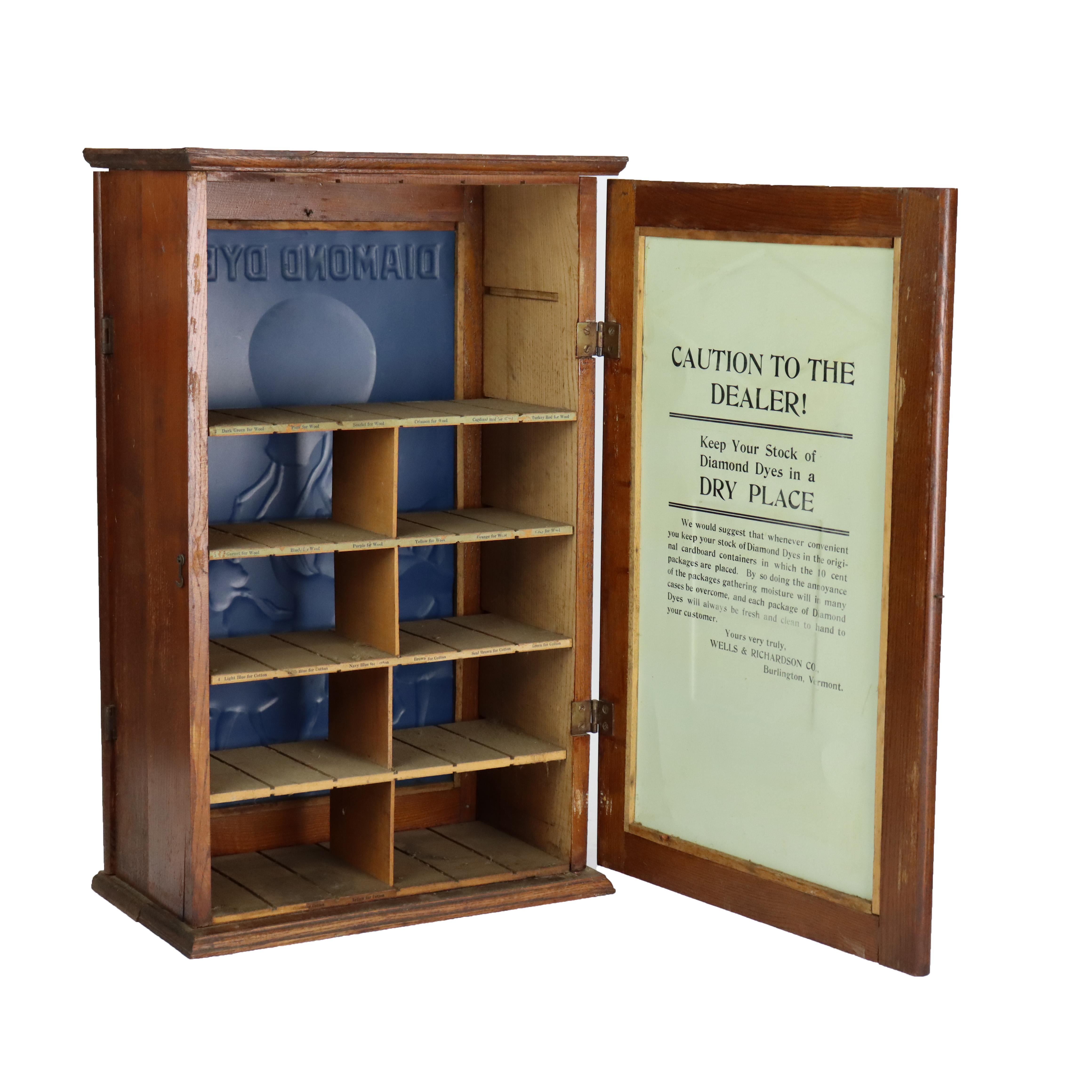 Antico Wells & Richardson Co. Armadietto Country Store con tintura a diamante in Oak e goffrato in vendita 10