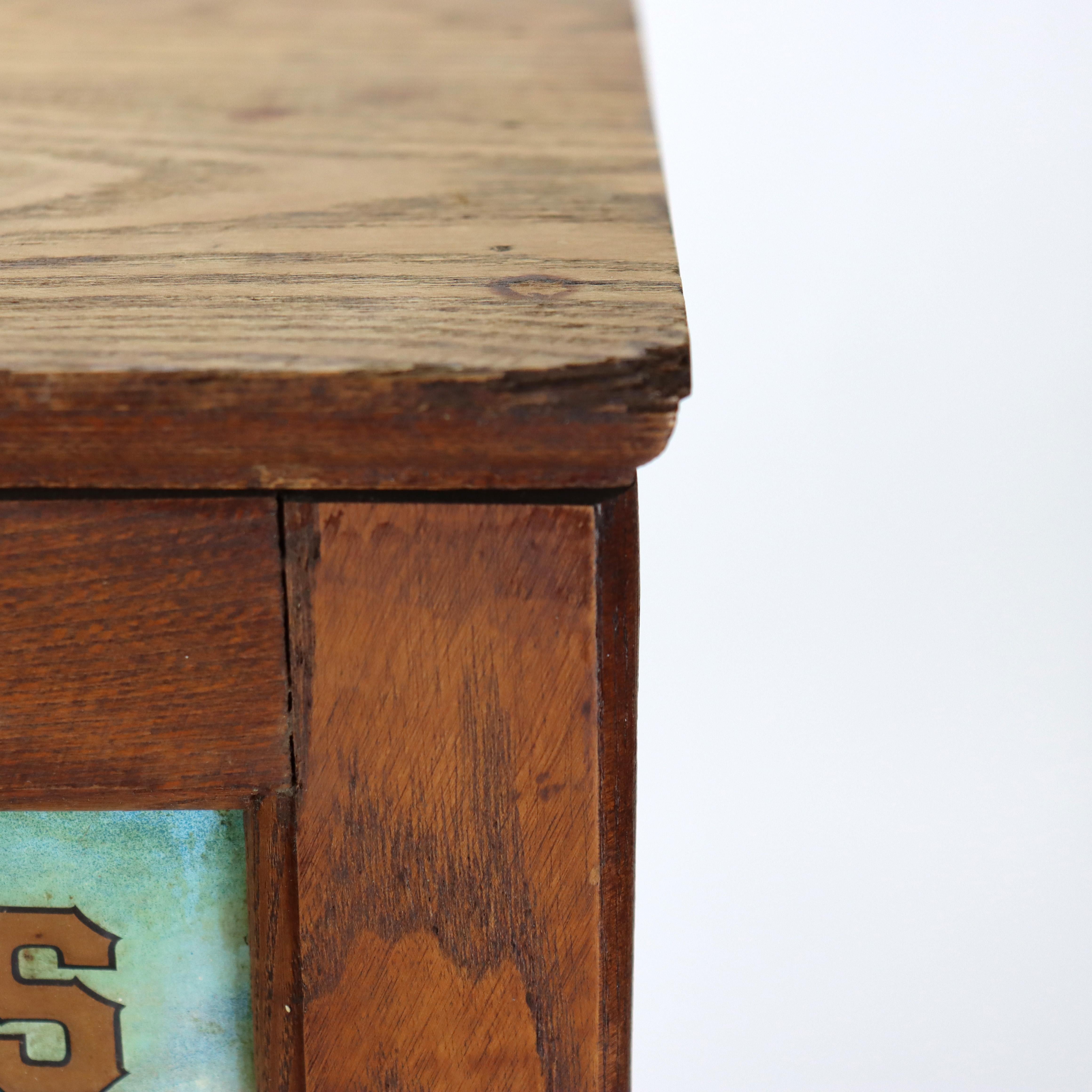 Antico Wells & Richardson Co. Armadietto Country Store con tintura a diamante in Oak e goffrato in vendita 4