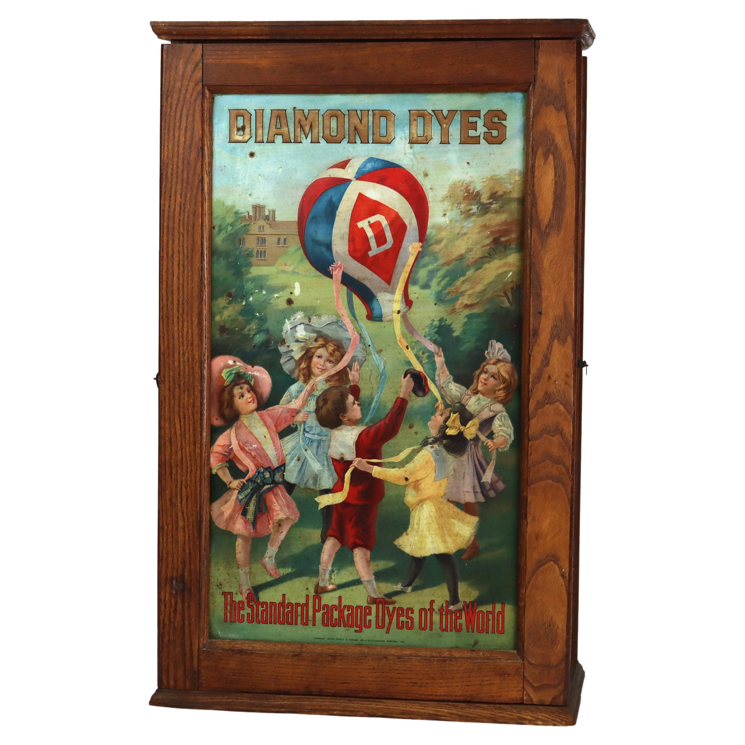 Antico Wells & Richardson Co. Armadietto Country Store con tintura a diamante in Oak e goffrato in vendita