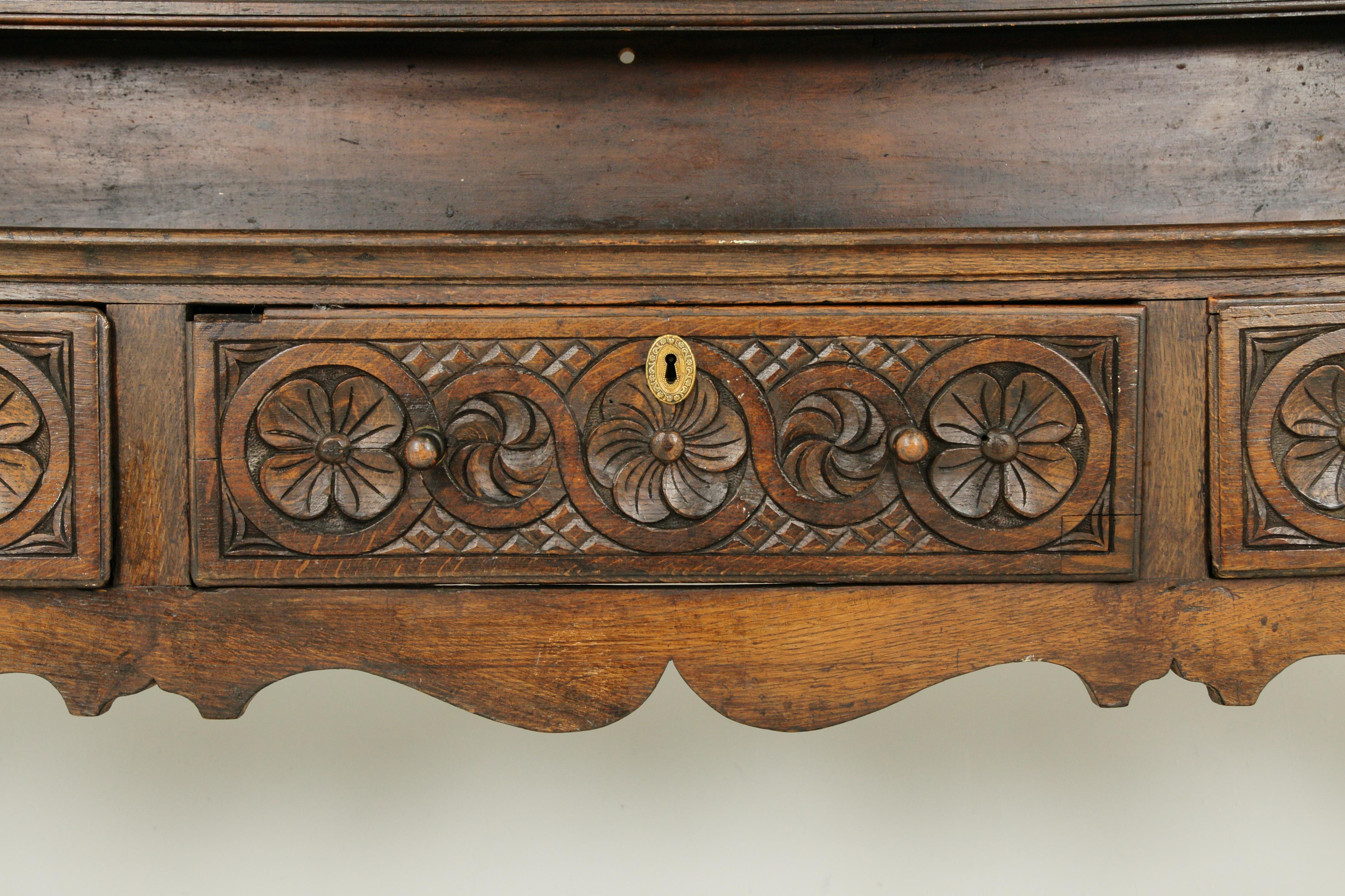 Antique welsh dresser, carved oak, 18th century sideboard, Scotland 1790, antique furniture, B1527

Scotland 1790
Solid oak with original finish
Flared carved cornice above
Carved frieze below with a mixture of three open shelves
Flanked on