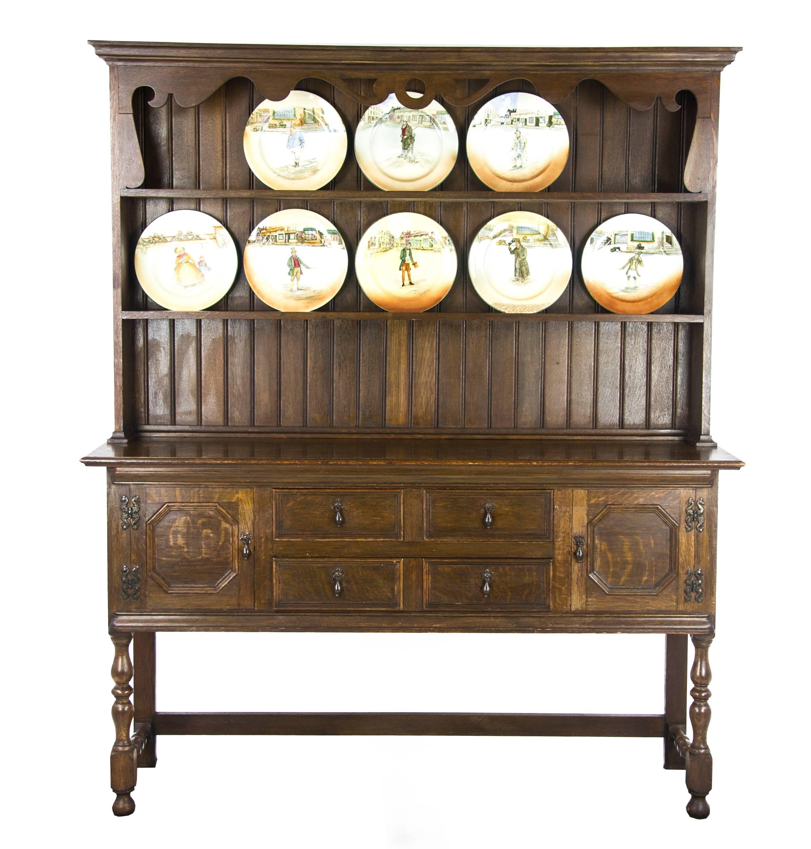 Buffet gallois:: buffet gallois ancien:: buffet en chêne massif:: Ecosse 1850:: Meubles anciens:: B970. 

Écosse:: 1920
Construction en chêne massif avec finition d'origine
Corniche de moulage croustillante au-dessus avec chantournage ouvert
Deux