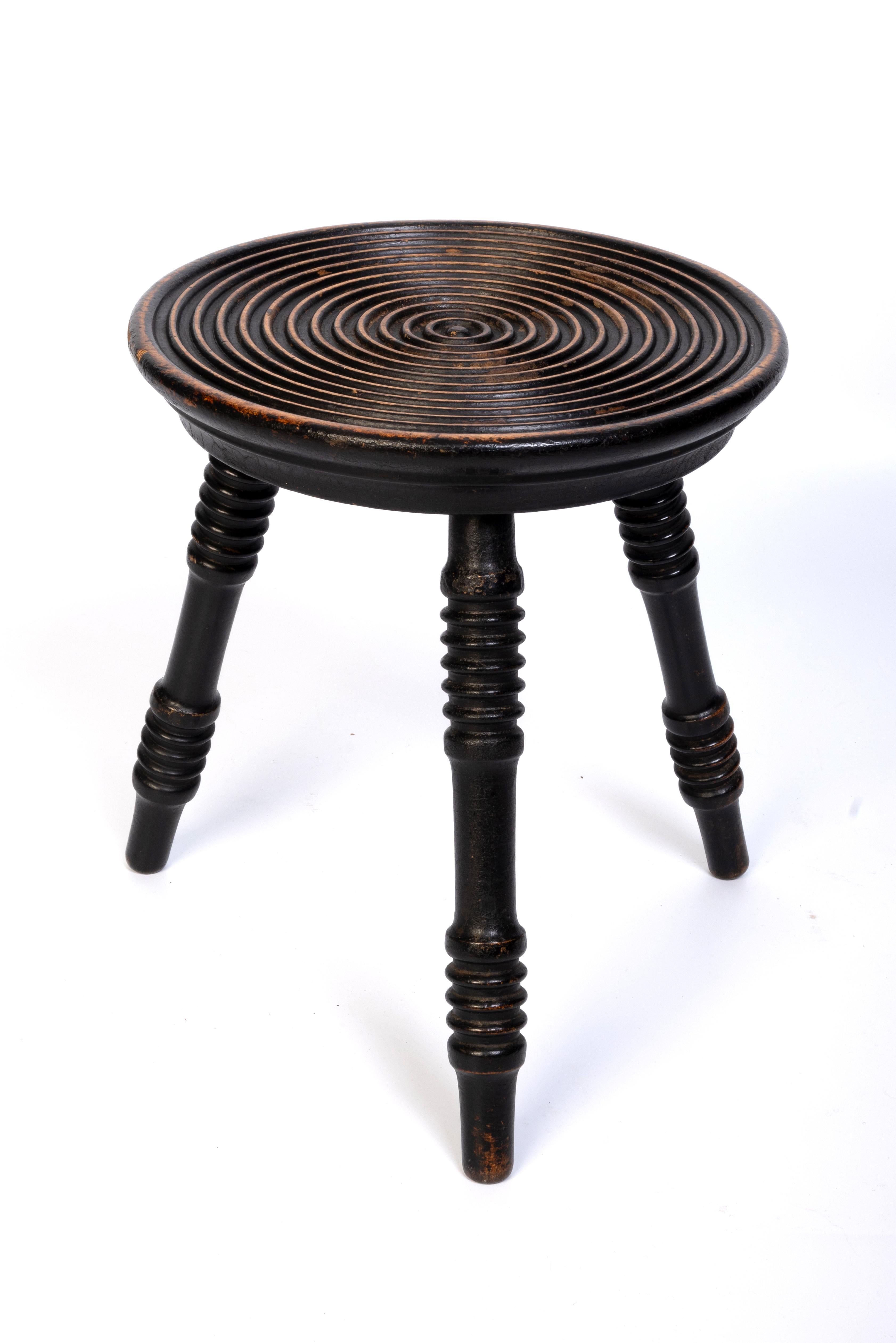 Antique Welsh Ebonised Oak Turned Three Legged Stool C.1920 In Good Condition For Sale In London, GB