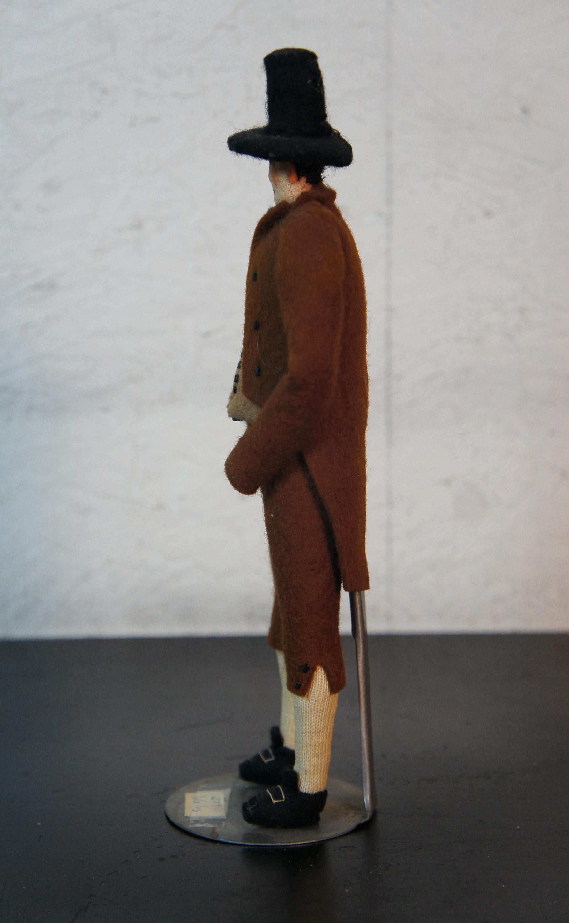 20ième siècle Costume en laine ancien pour poupée en tissu d'homme pèlerin d'art populaire gallois, Pays de Galles en vente