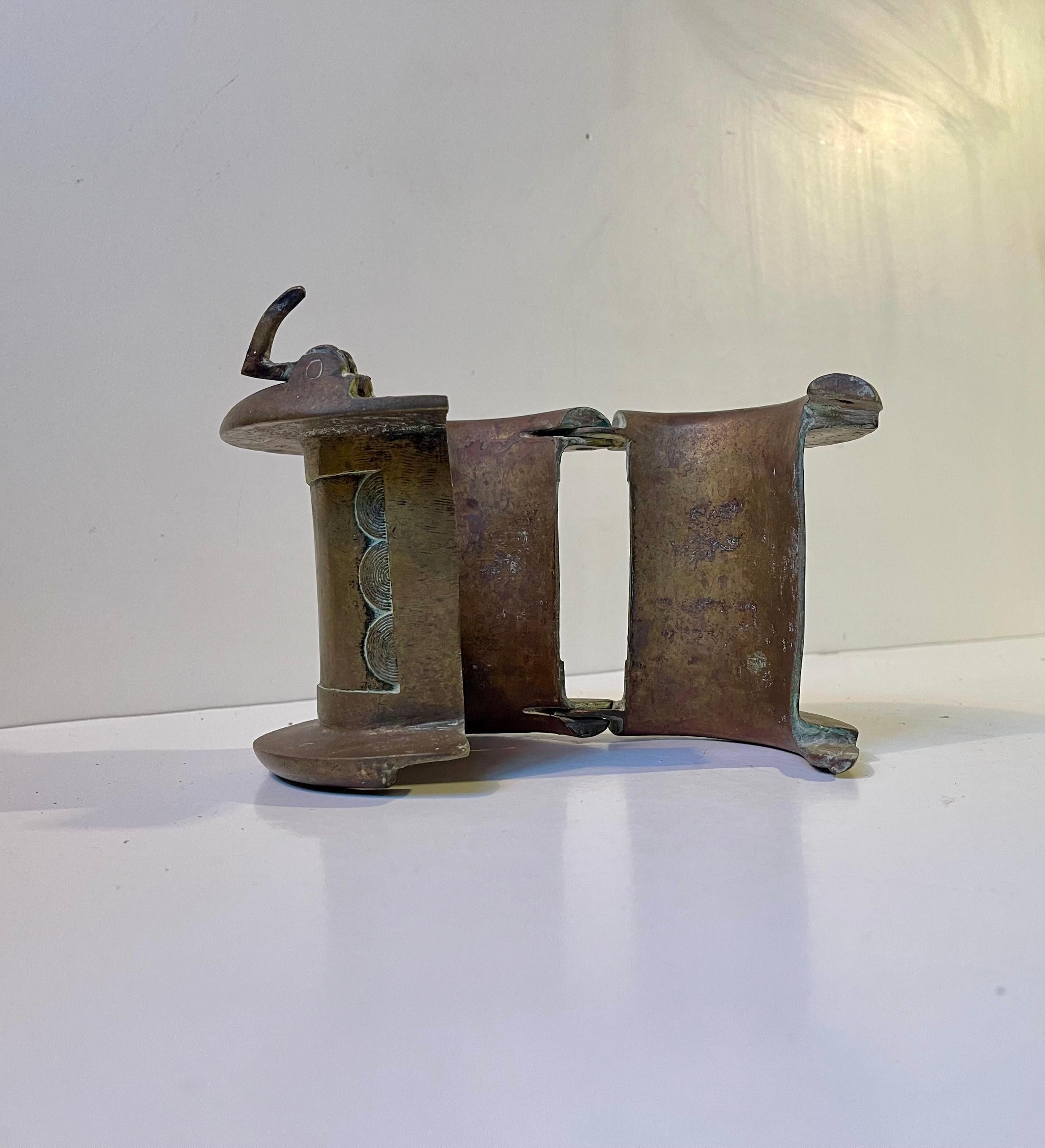 Ivoirien Bracelet ancien en bronze d'Afrique de l'Ouest en monnaie Baoulé - Senufo en vente