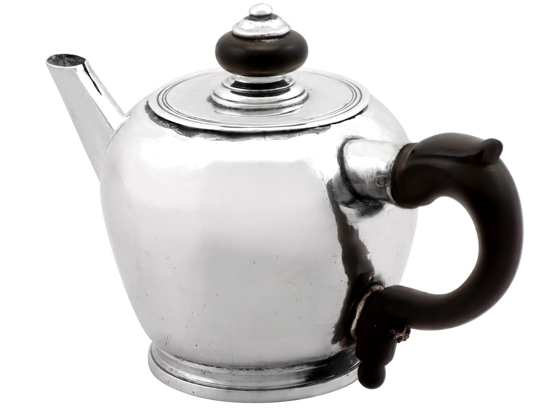 Ancienne théière miniature en argent du West Country Circa 1730 en vente 3