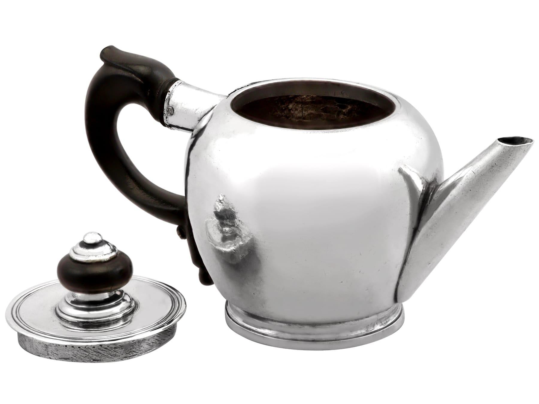 Ancienne théière miniature en argent du West Country Circa 1730 en vente 4