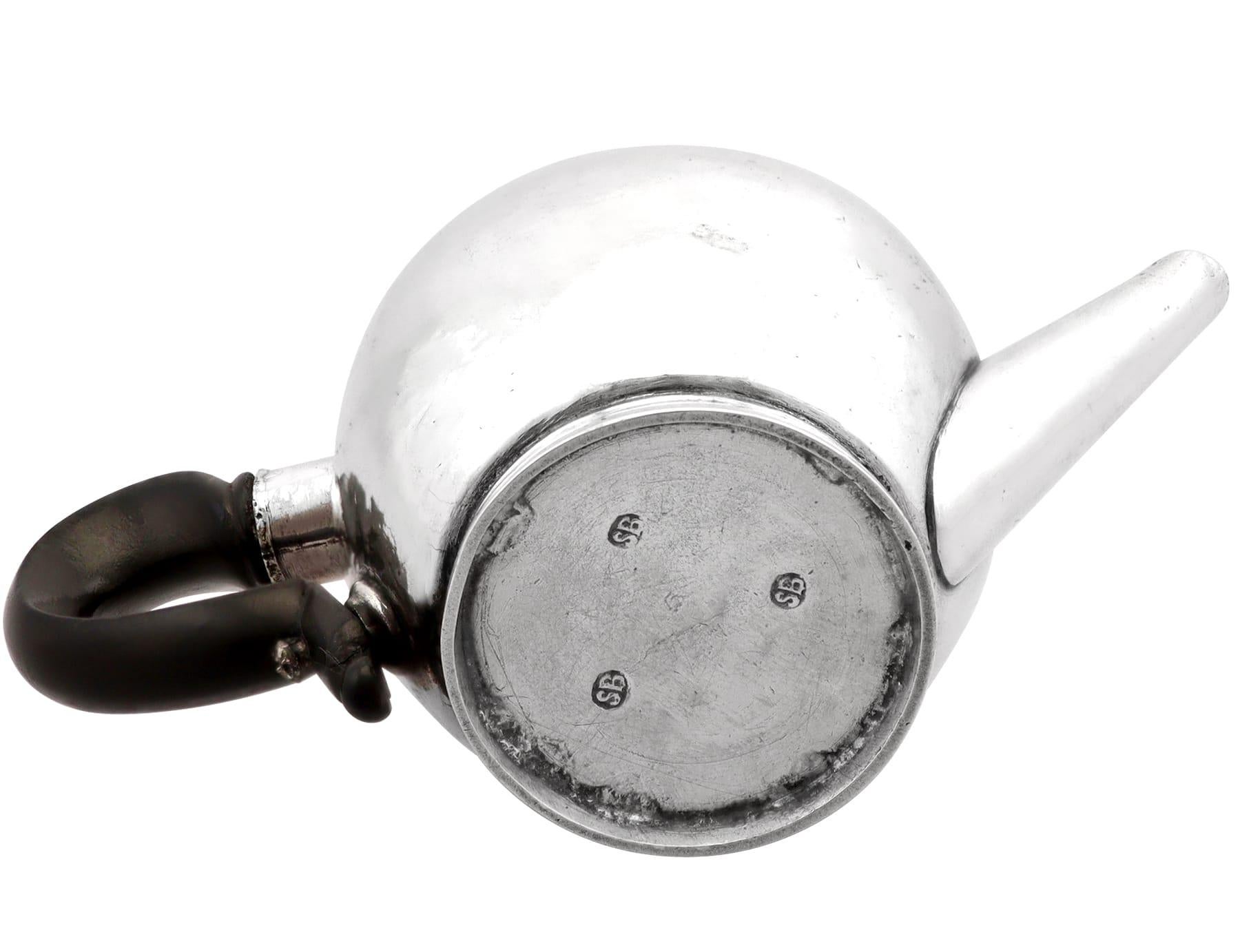 Ancienne théière miniature en argent du West Country Circa 1730 en vente 6