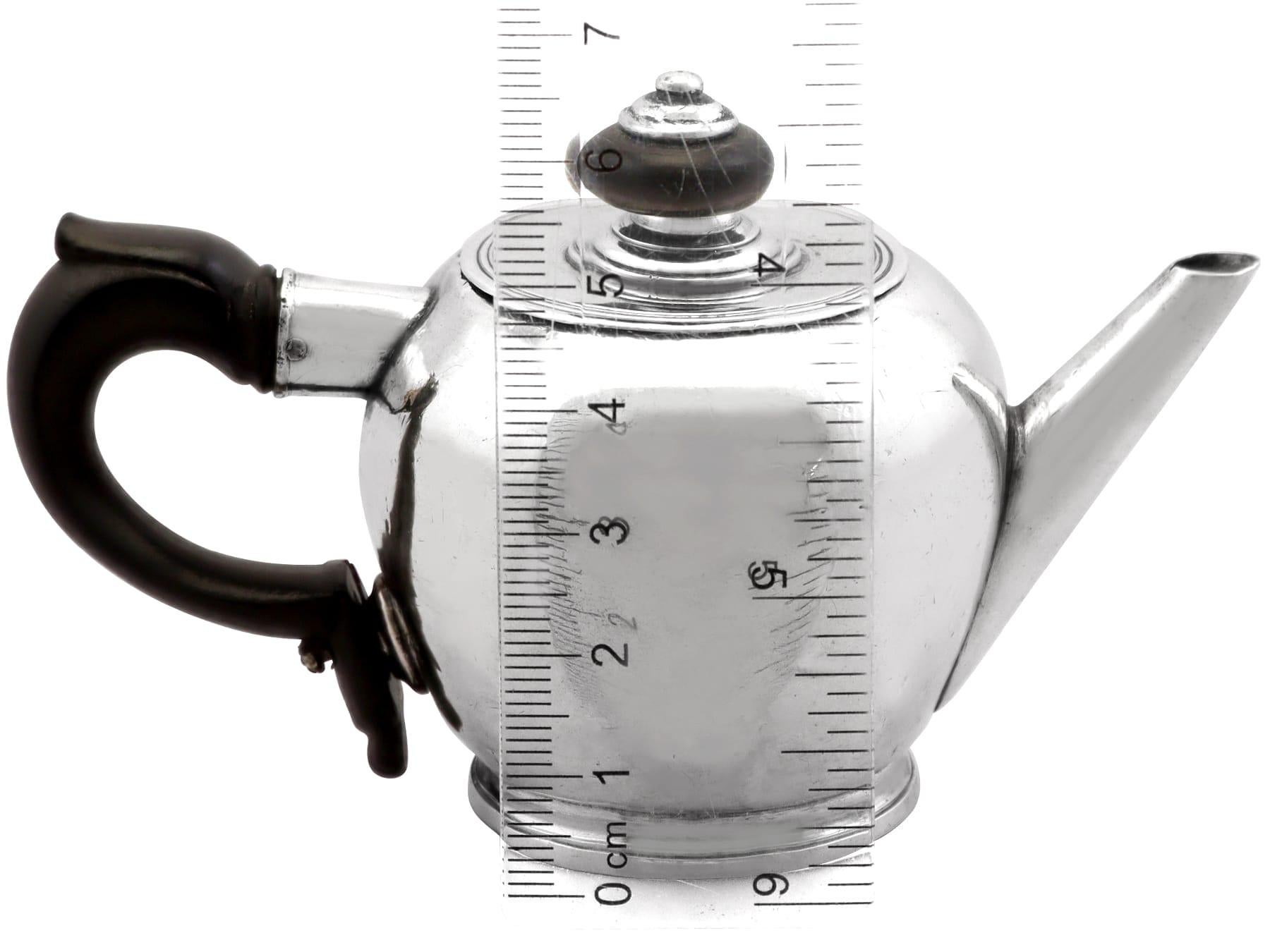 Ancienne théière miniature en argent du West Country Circa 1730 en vente 7