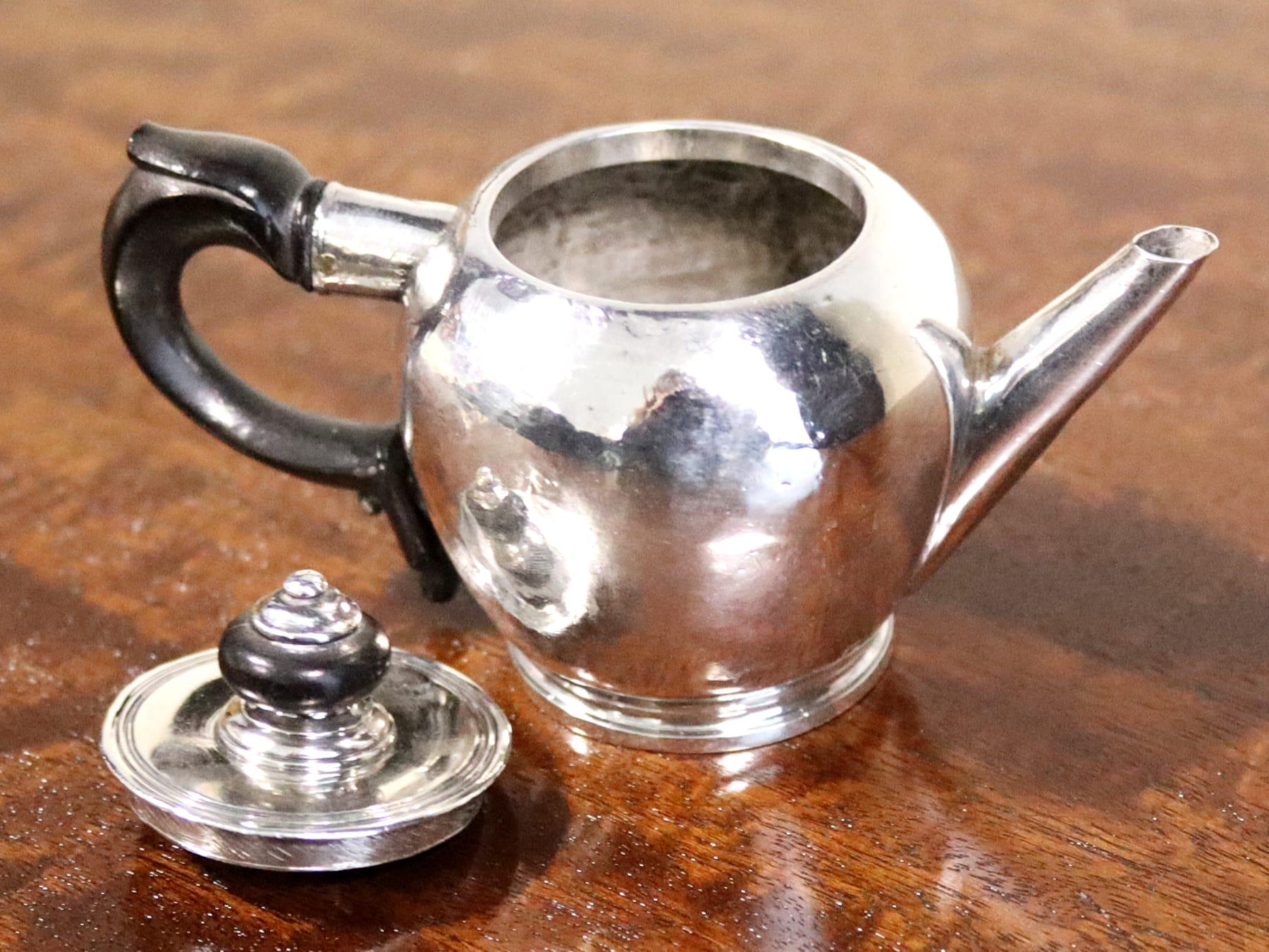 Georgien Ancienne théière miniature en argent du West Country Circa 1730 en vente