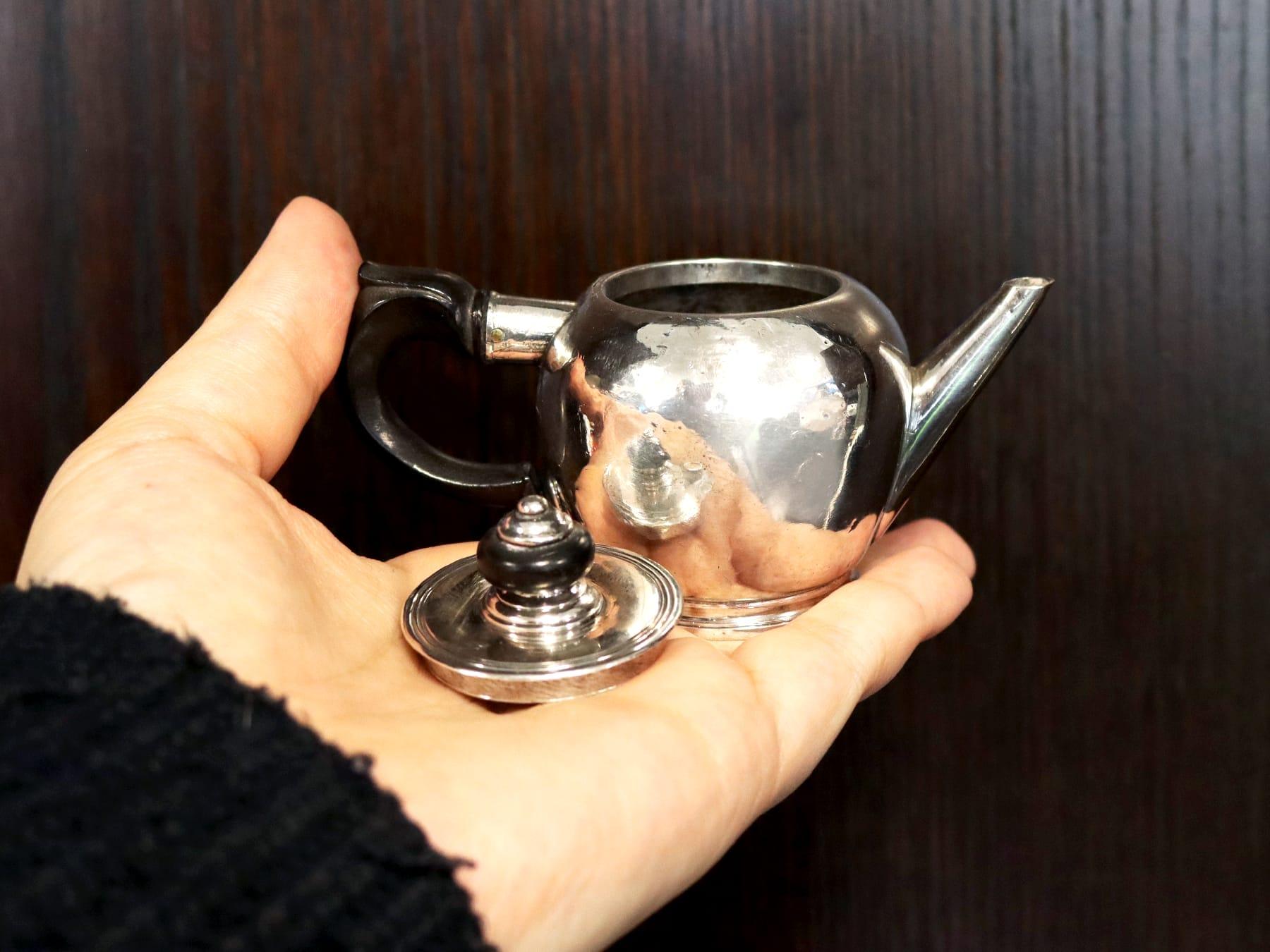 Anglais Ancienne théière miniature en argent du West Country Circa 1730 en vente