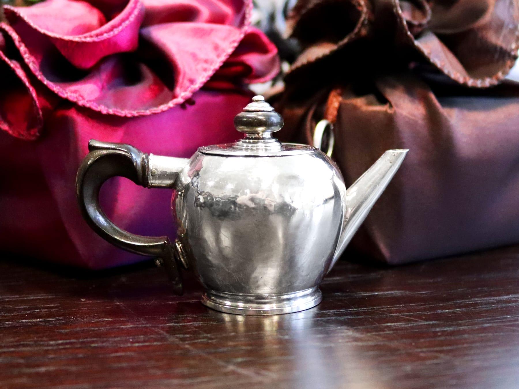 Ancienne théière miniature en argent du West Country Circa 1730 Excellent état - En vente à Jesmond, Newcastle Upon Tyne