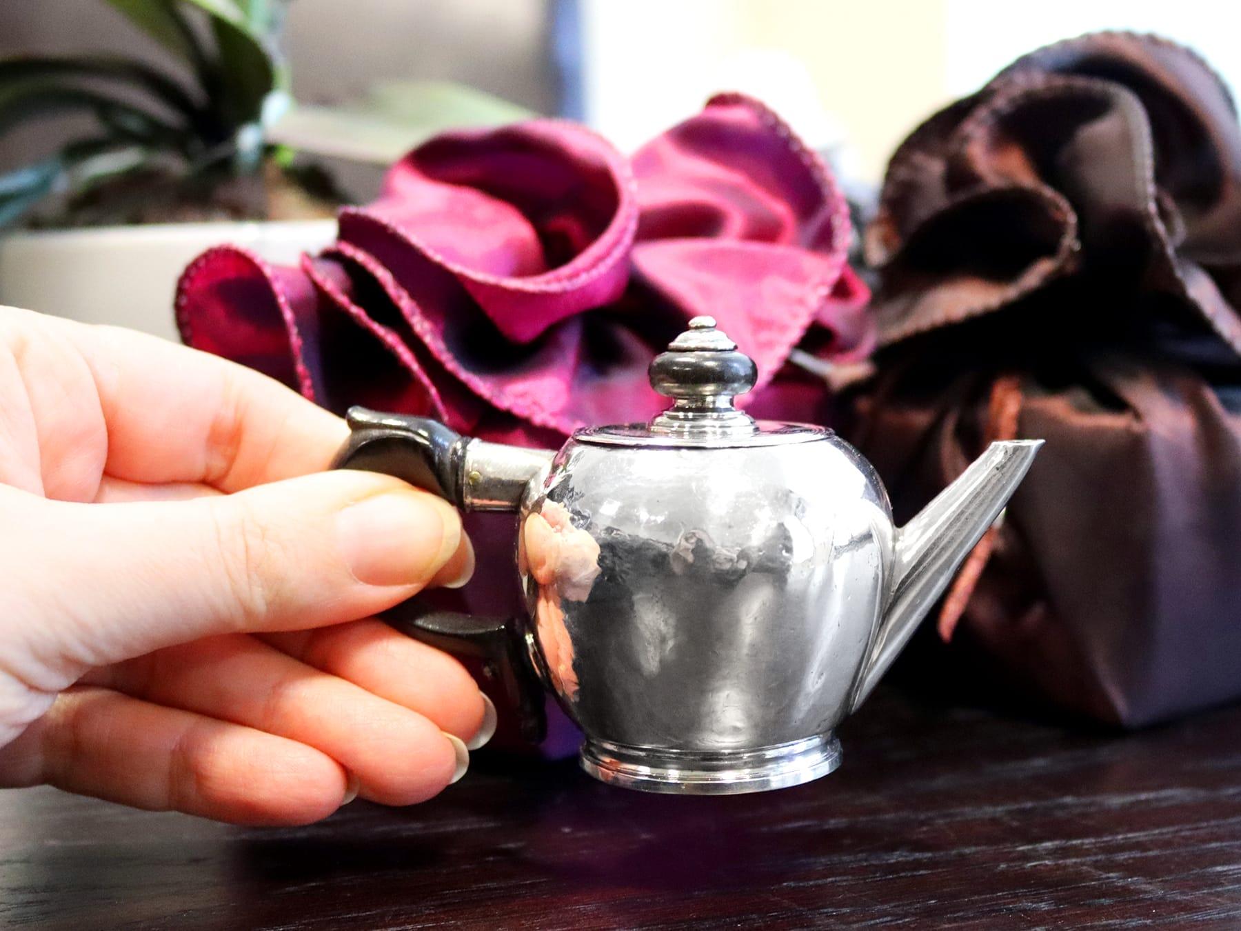 Milieu du XVIIIe siècle Ancienne théière miniature en argent du West Country Circa 1730 en vente