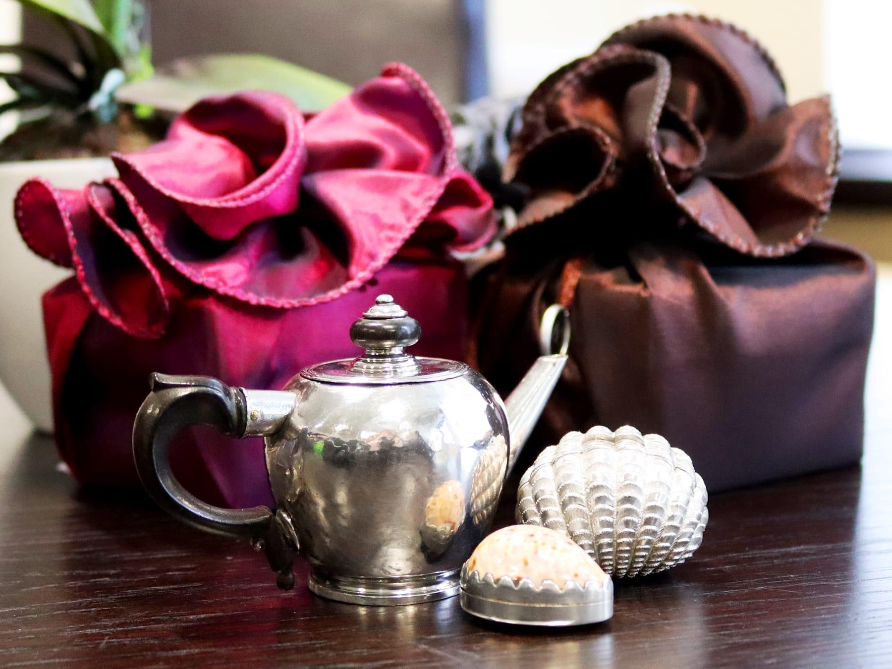 Bois Ancienne théière miniature en argent du West Country Circa 1730 en vente