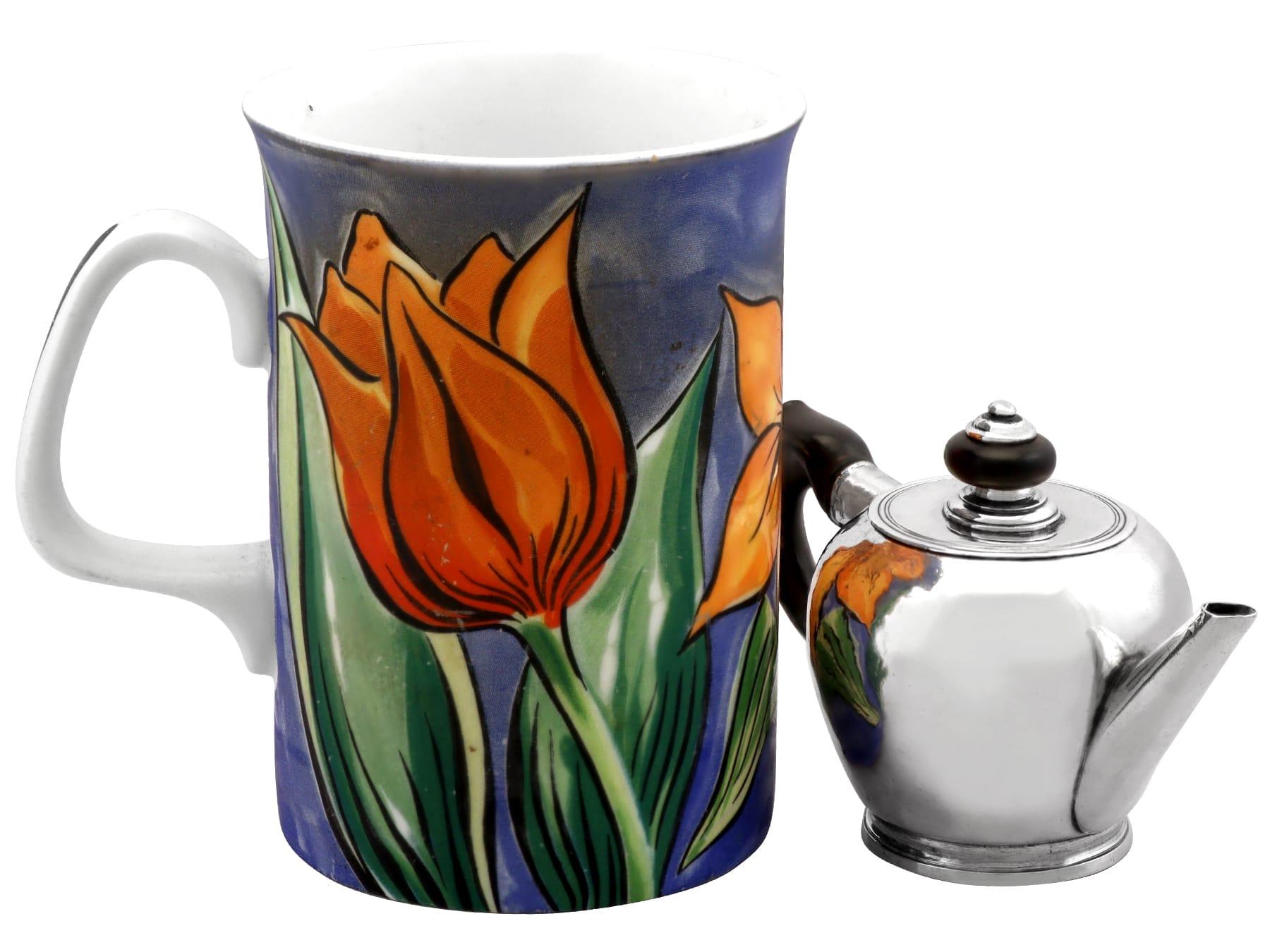 Ancienne théière miniature en argent du West Country Circa 1730 en vente 1