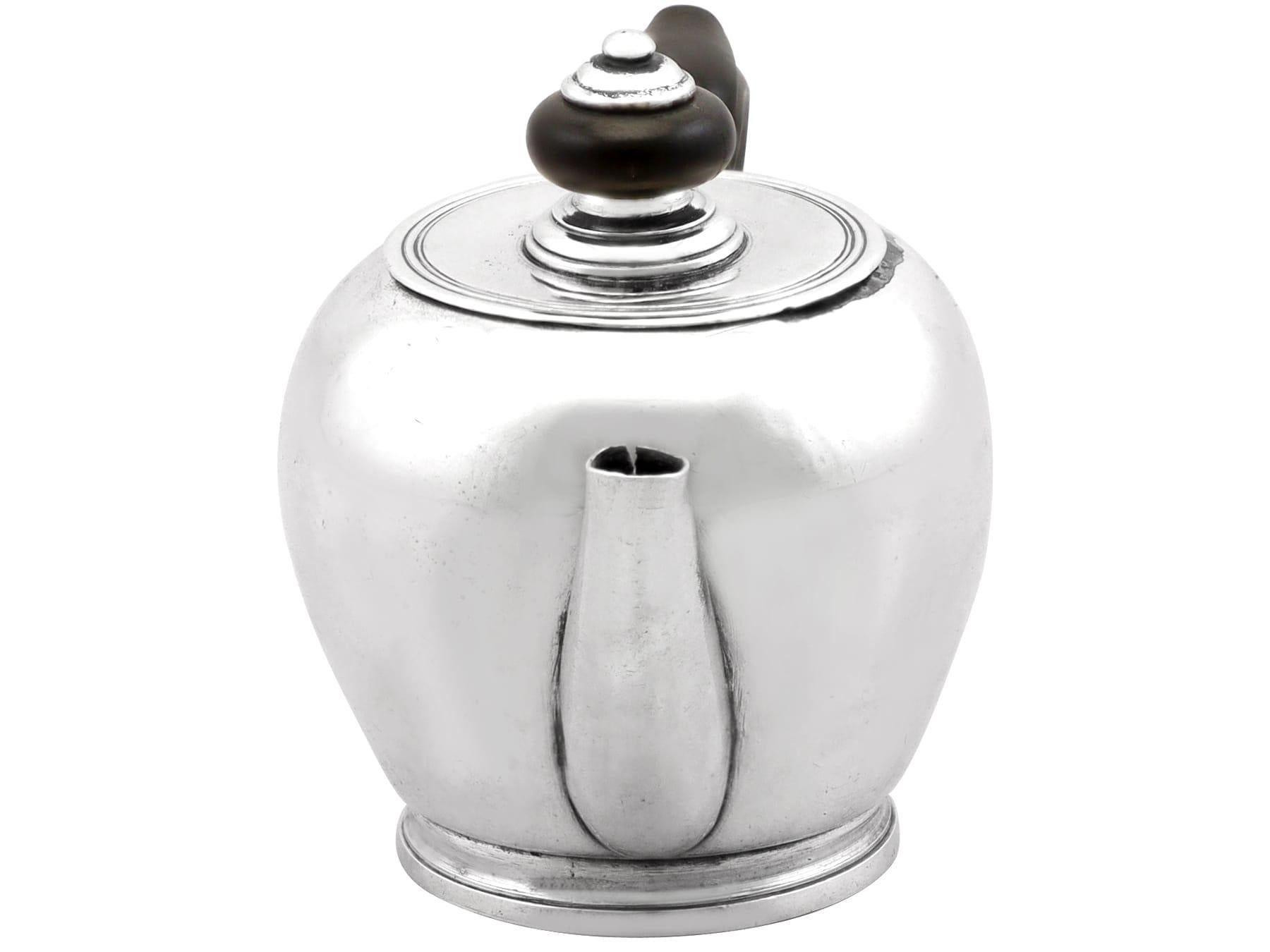 Ancienne théière miniature en argent du West Country Circa 1730 en vente 2