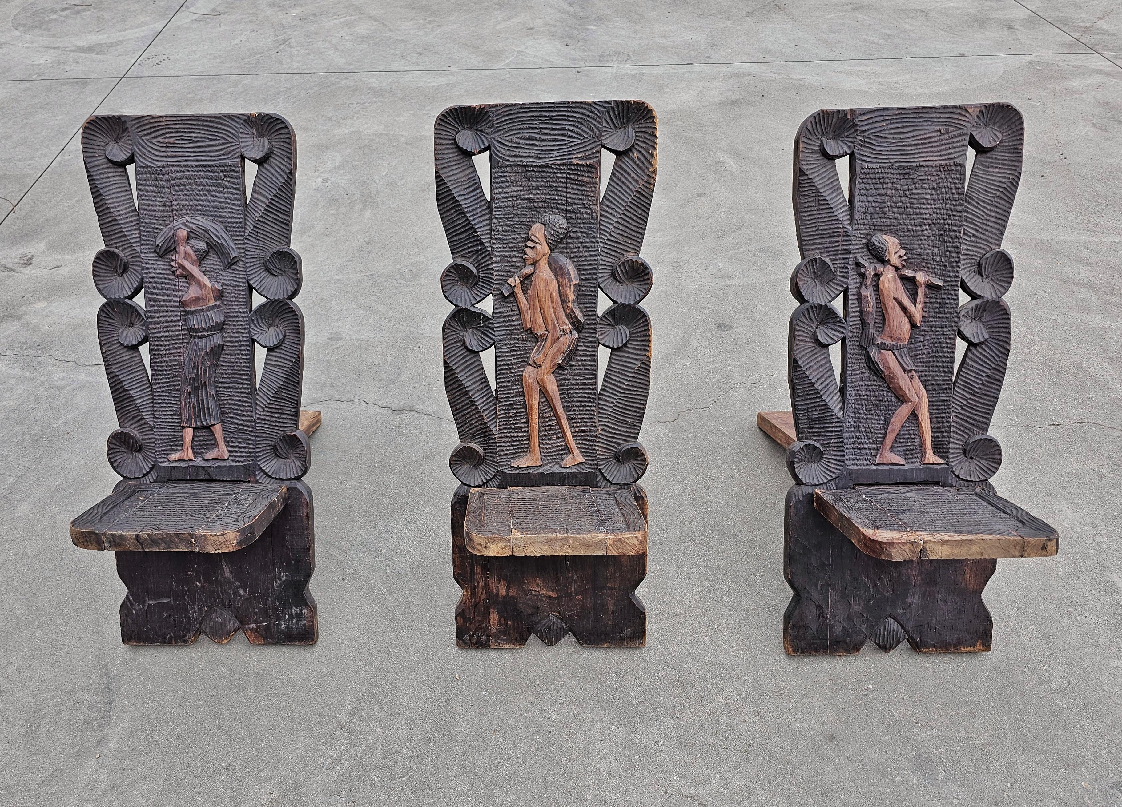LE PRIX INDIQUÉ EST PAR PIÈCE. 

LORS DE L'ACHAT, VEUILLEZ PRÉCISER LA CHAISE QUI VOUS INTÉRESSE.

Vous trouverez dans cette liste 3 magnifiques et très sculpturales chaises Stargazer d'Afrique de l'Ouest en bois sculpté à la main. Les chaises sont