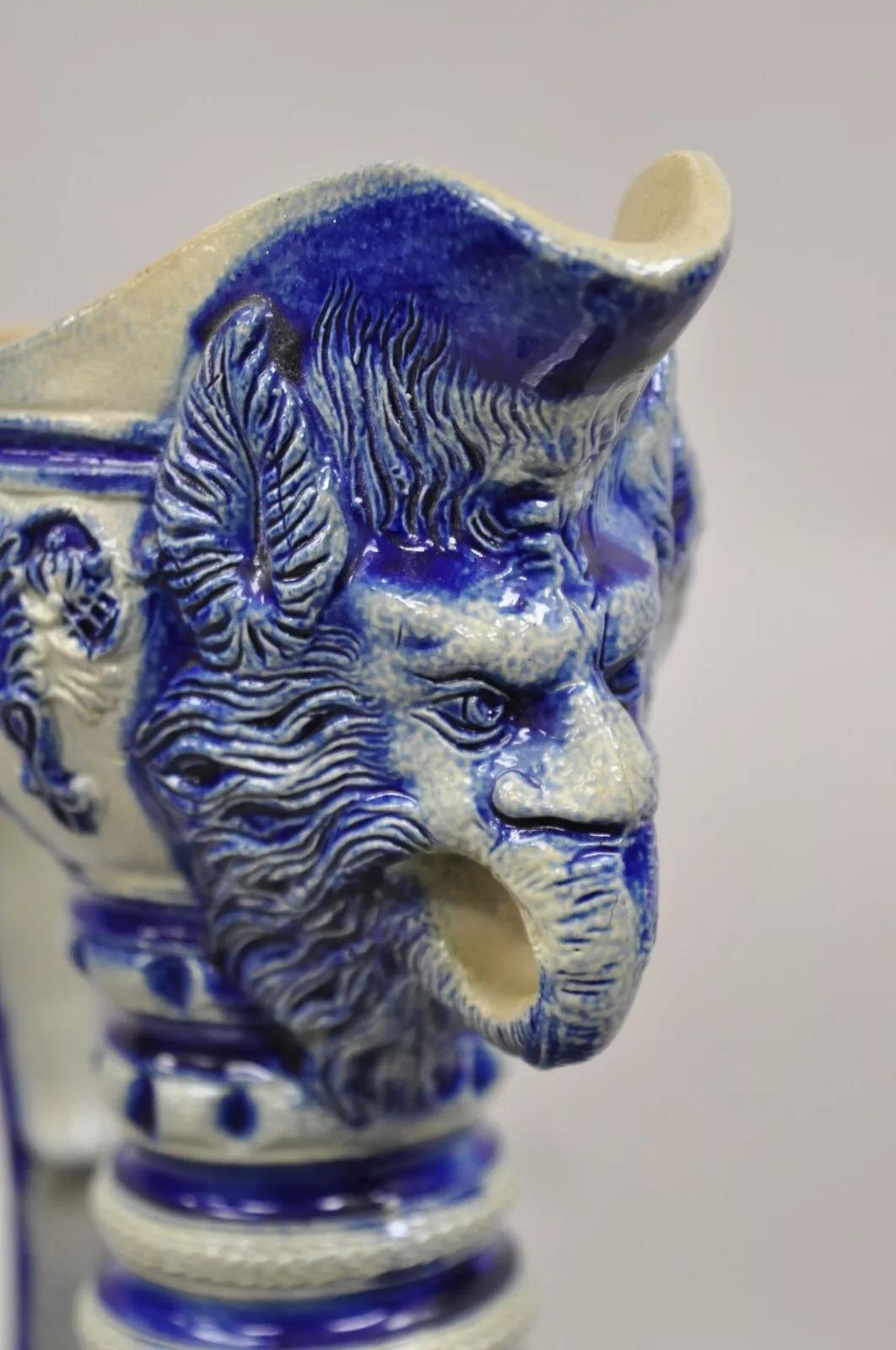 Ancien pichet en grès Westerwald German Cobalt Blue Figural Stoneware Pottery Jug Pitcher. Vers la fin du 19e siècle. Dimensions : 19,5
