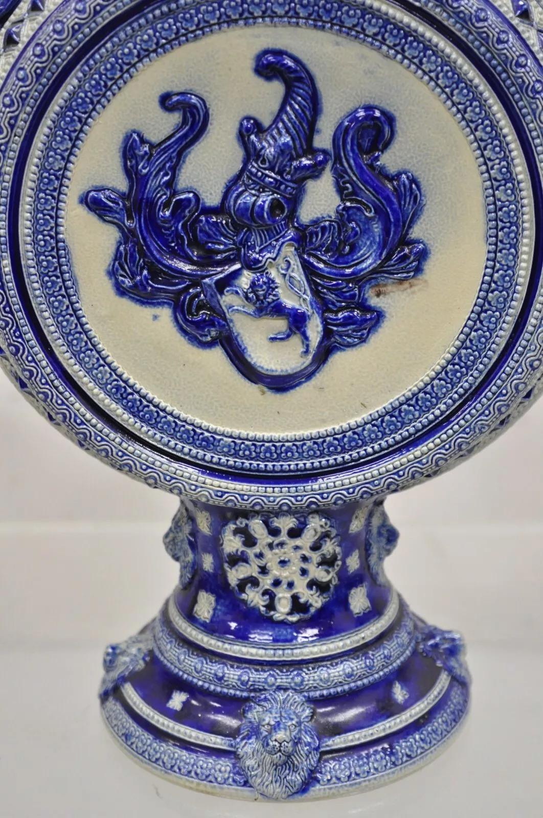 Inconnu Pichet à pichet Westerwald ancien en grès bleu cobalt figuratif allemand en vente