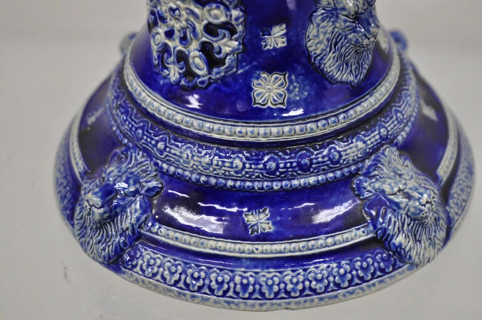 Pichet à pichet Westerwald ancien en grès bleu cobalt figuratif allemand en vente 1