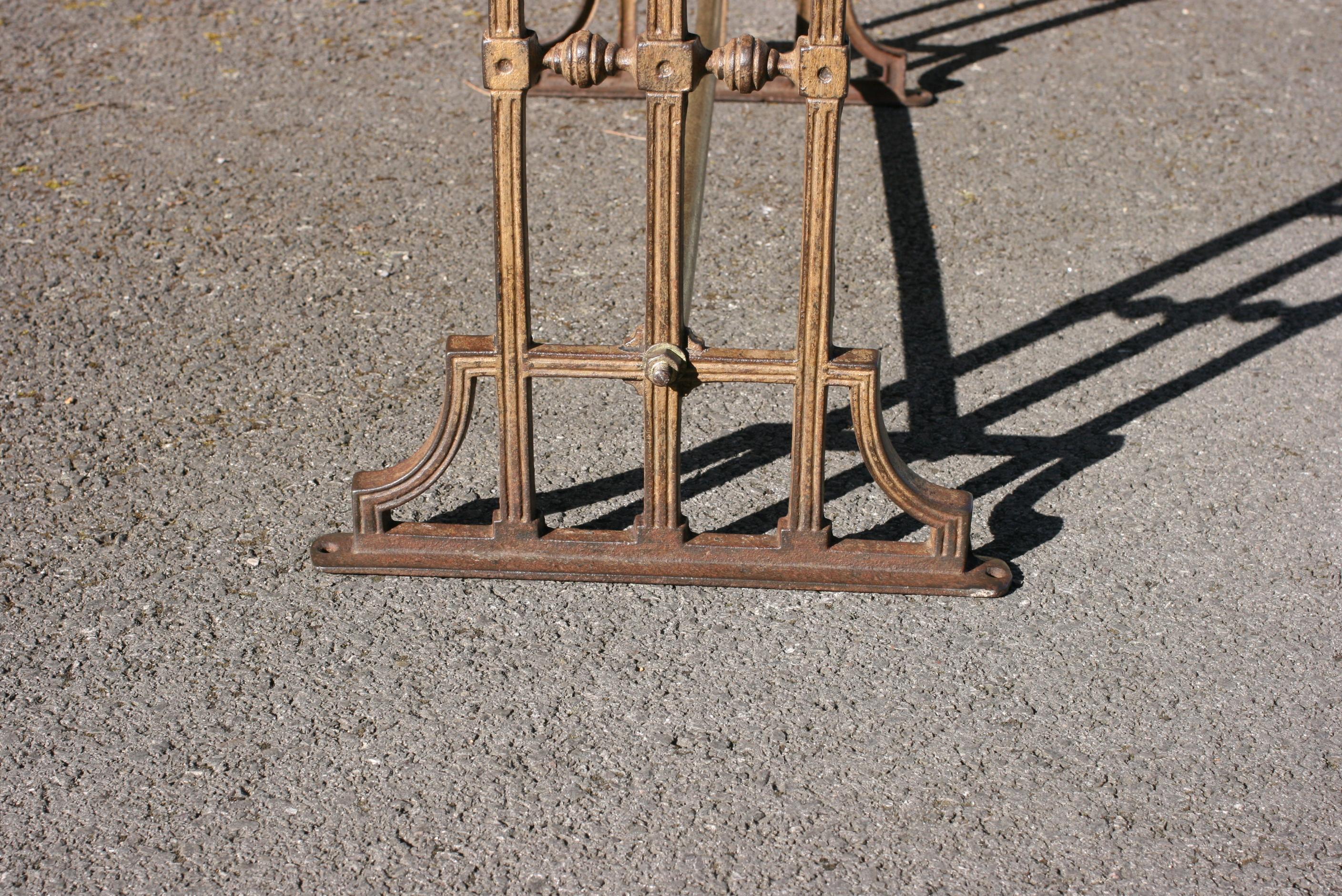 Antiquités W.G. Table de pub Grace en vente 1