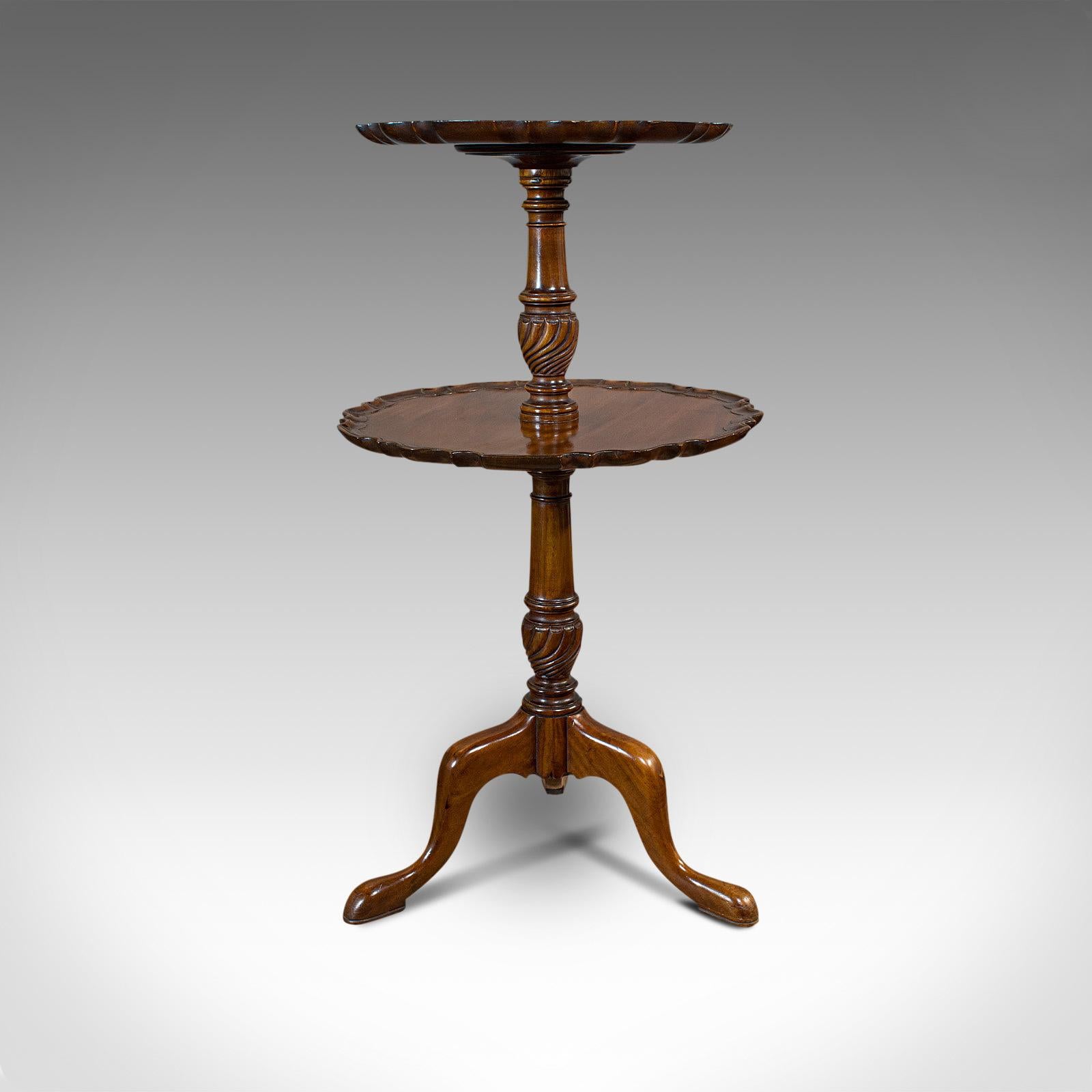 Dies ist ein antiker Dingsbumsständer. Ein englischer, zweigeschossiger Mahagoni-Tisch für den Nachmittagstee aus der viktorianischen Zeit, um 1900.

Attraktive Form und nützliche Proportionen
Zeigt eine wünschenswerte gealterte