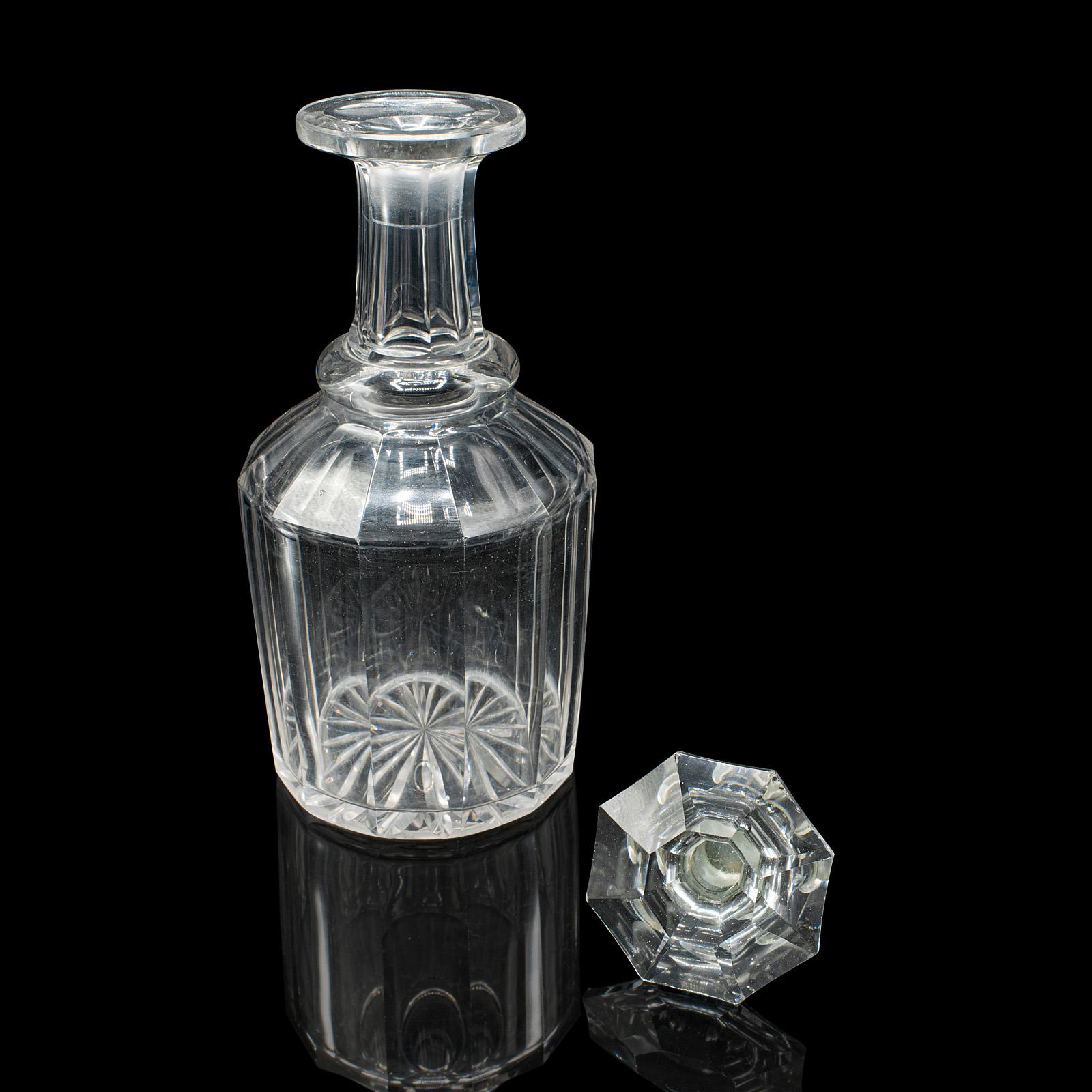 Dies ist ein feiner antiker Whiskey-Dekanter, der eine auffällige, facettierte Form aus hochwertigem englischem Glas aufweist und aus der spätviktorianischen Zeit um 1900 stammt. Ein raffiniertes Stück, ideal für den Sammler oder Kenner von