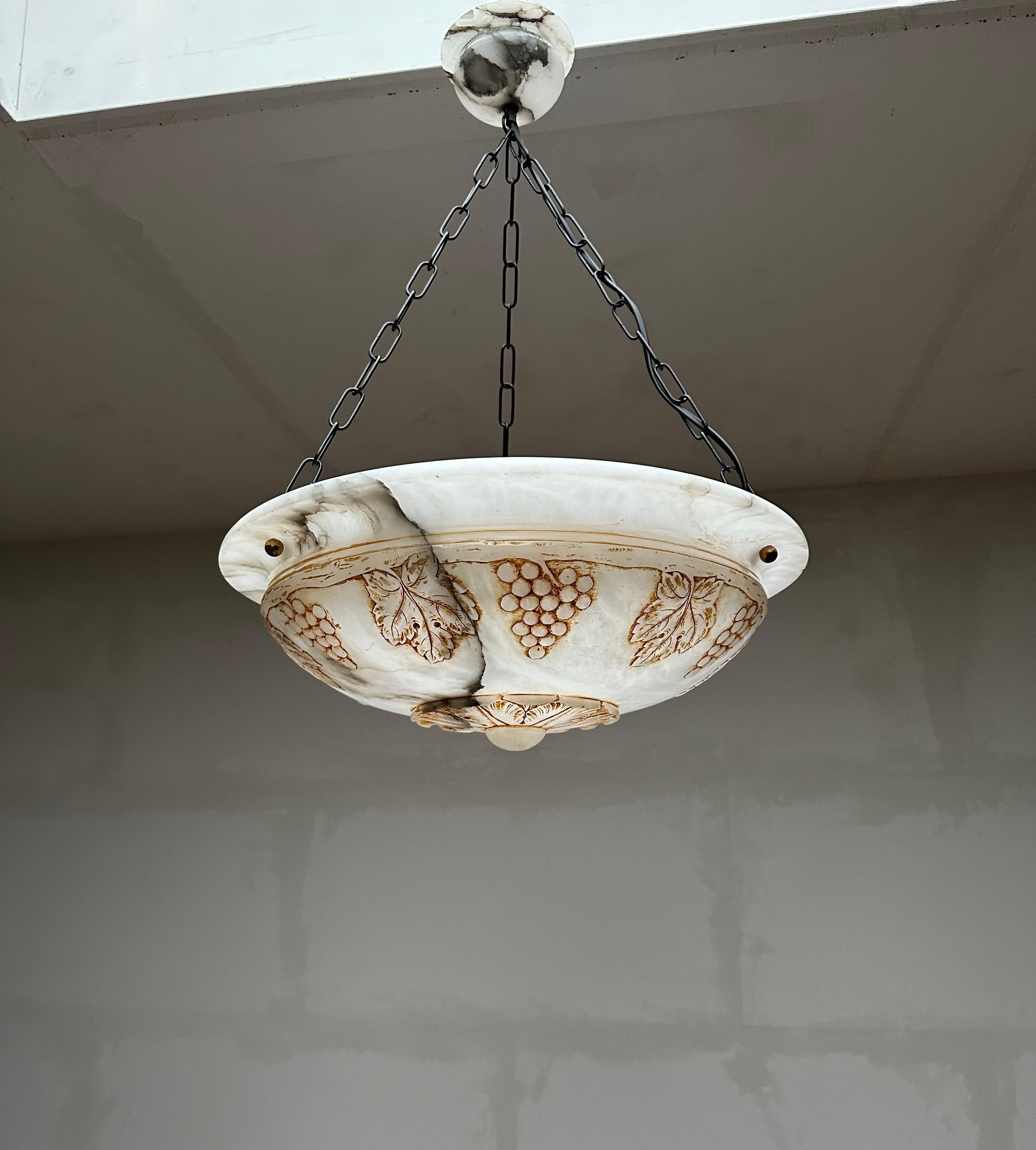 Great fine quality workmanship, Arts & Crafts era large chandelier with a unique alabaster shade and a perfect canopy.

Thanks to its good size, its unique hand carved design and superb condition this alabaster chandelier will light up both your