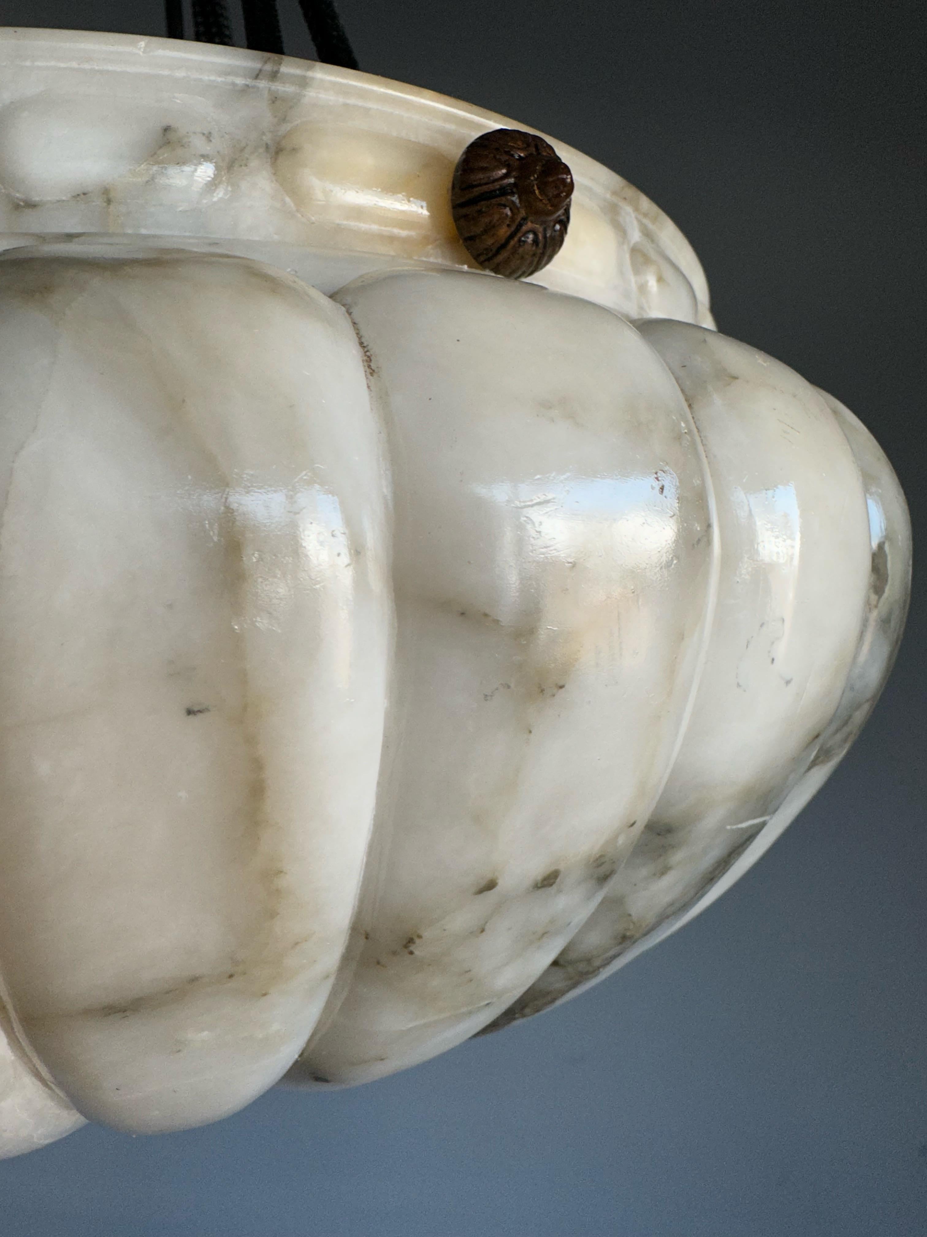 Antike weiße und schwarze antike Alabaster-Kronleuchter-Hängelampe in Qualität im Zustand „Hervorragend“ im Angebot in Lisse, NL