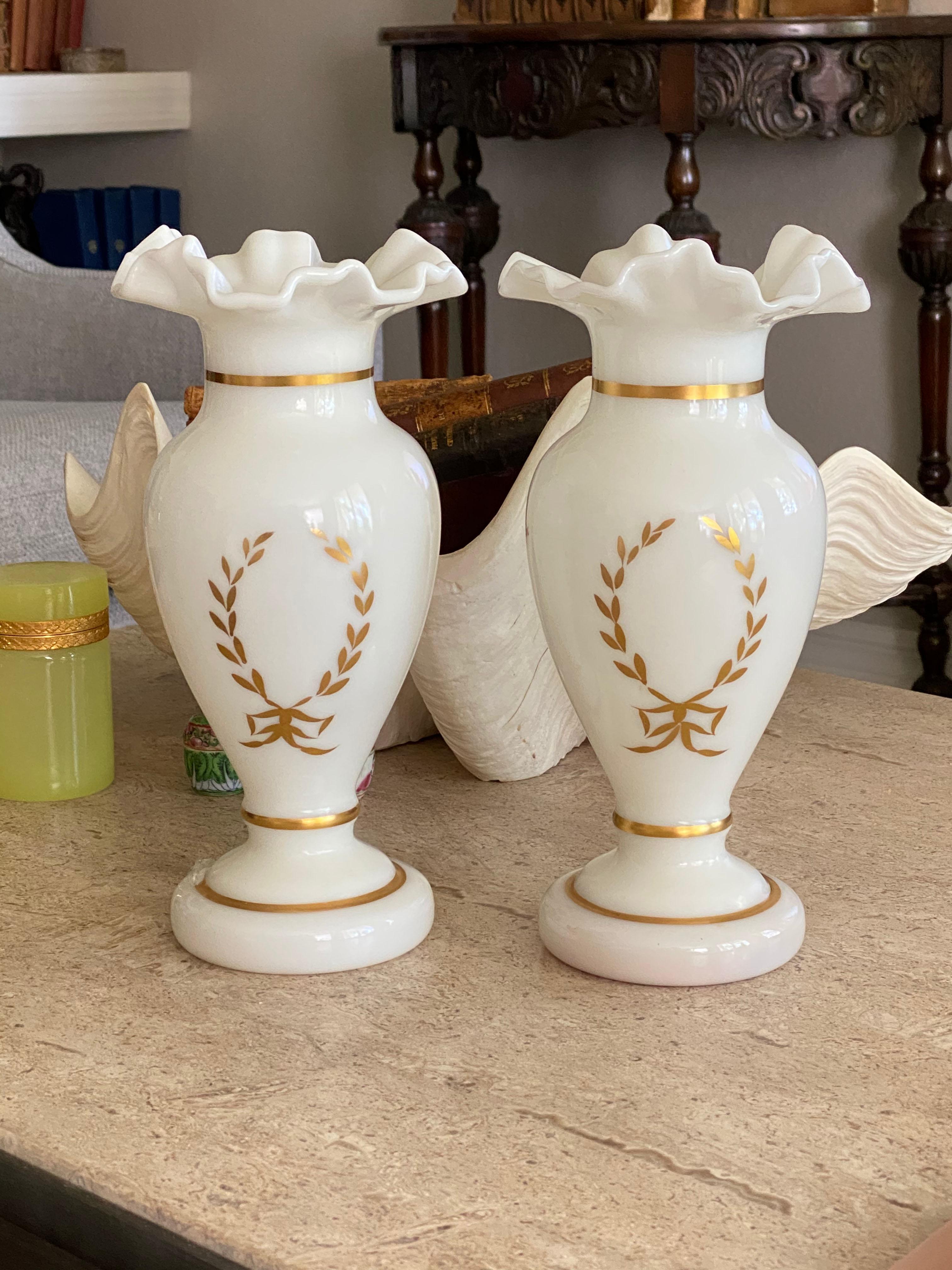 Paire de vases anciens en opaline blanche et dorée Bon état - En vente à Clearwater, FL