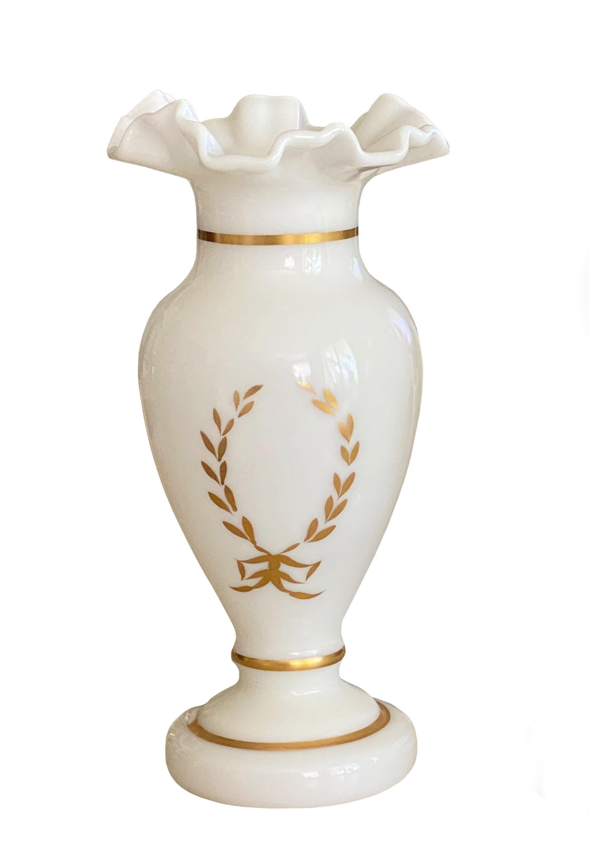 Verre Paire de vases anciens en opaline blanche et dorée en vente