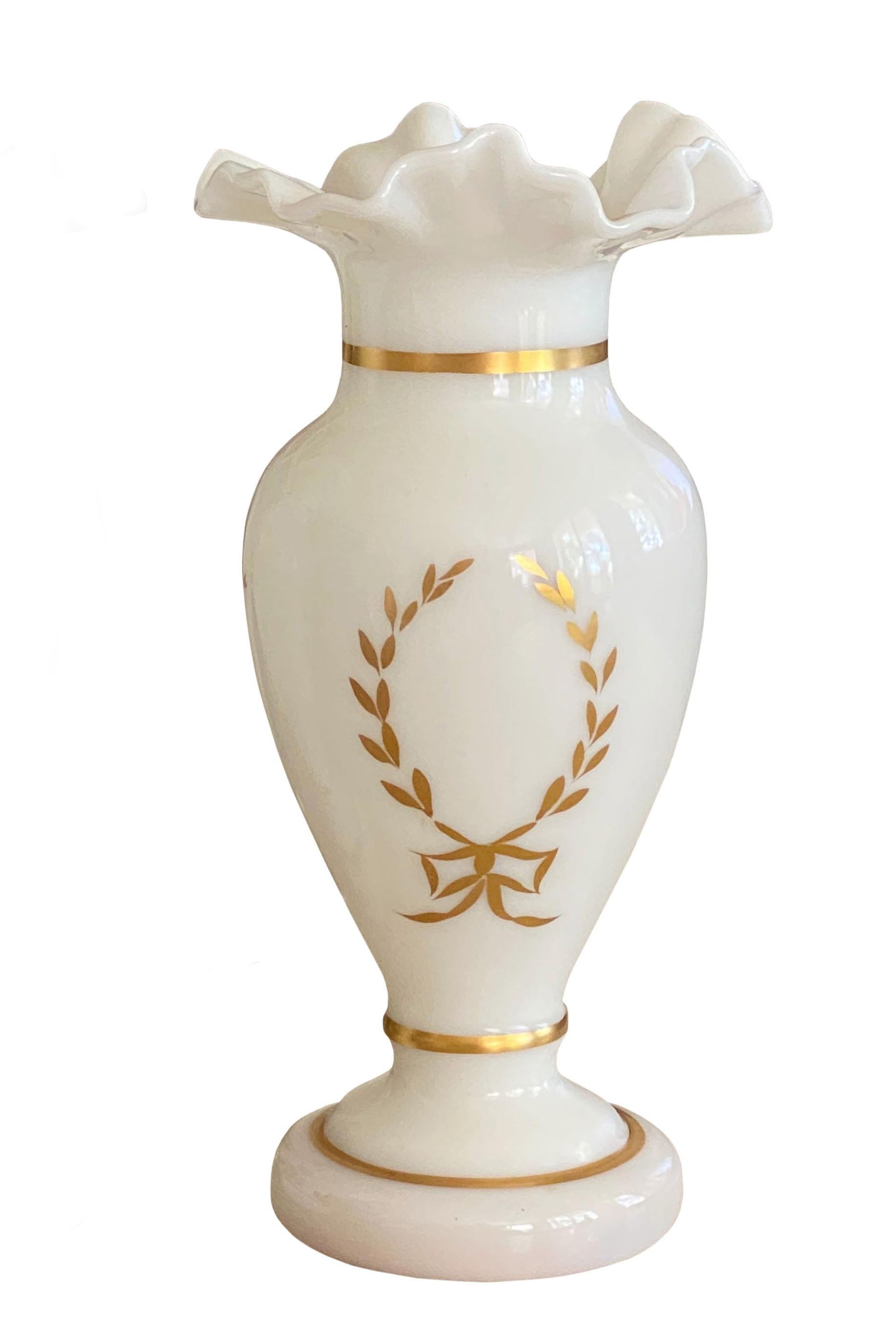 Paire de vases anciens en opaline blanche et dorée en vente 1