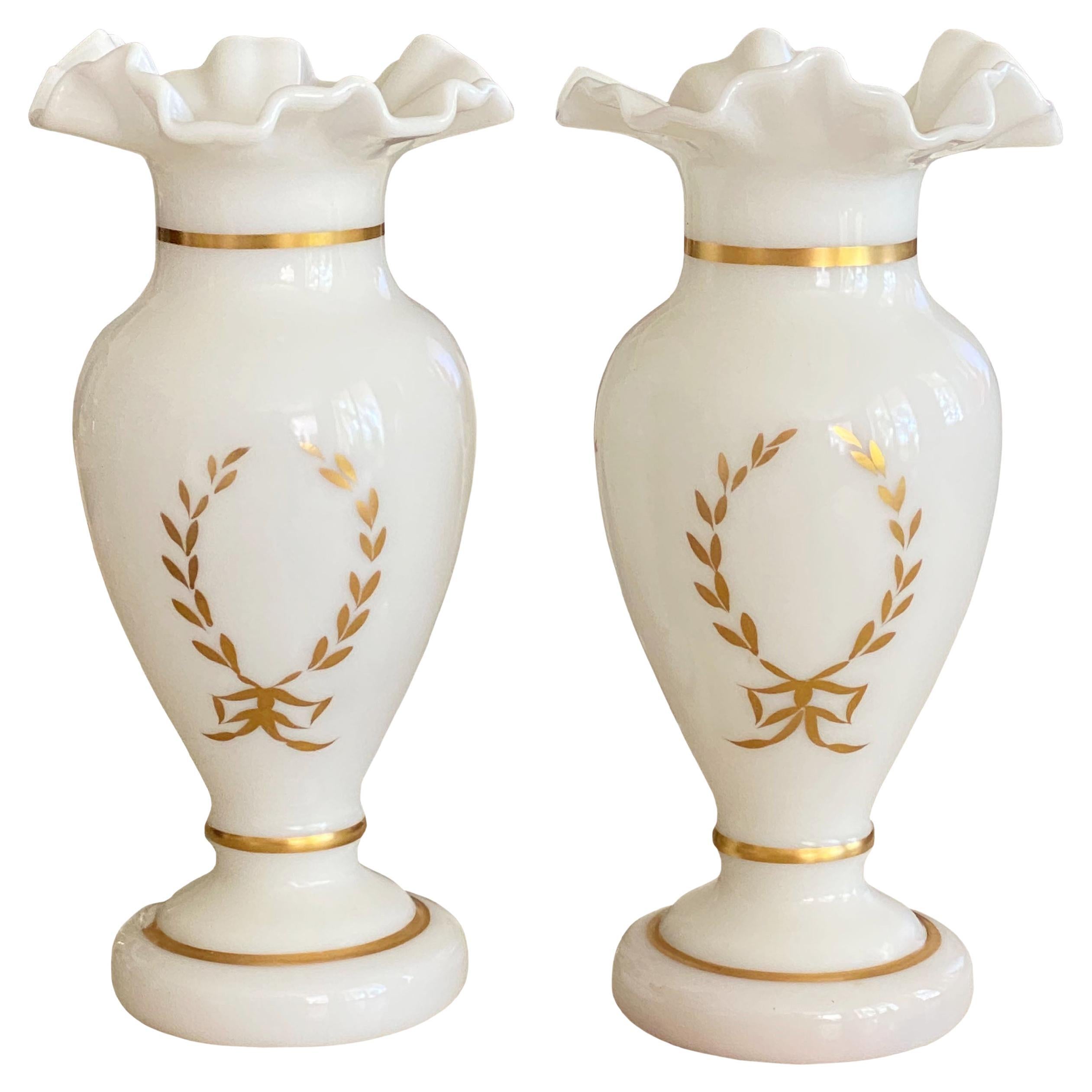 Paire de vases anciens en opaline blanche et dorée en vente
