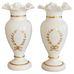 Paire de vases anciens en opaline blanche et dorée