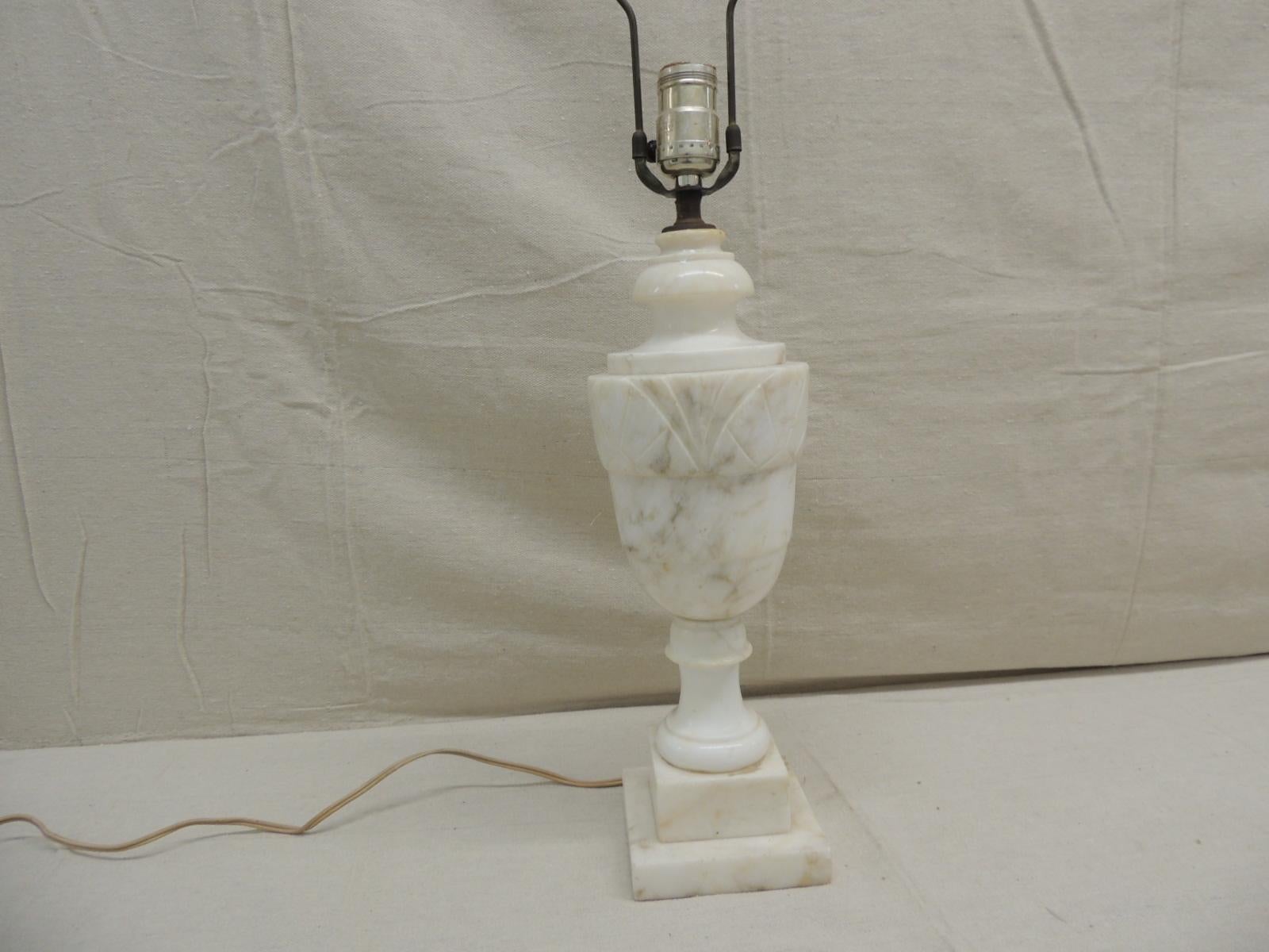 Vittoriano Lampada da tavolo antica in alabastro bianco e grigio